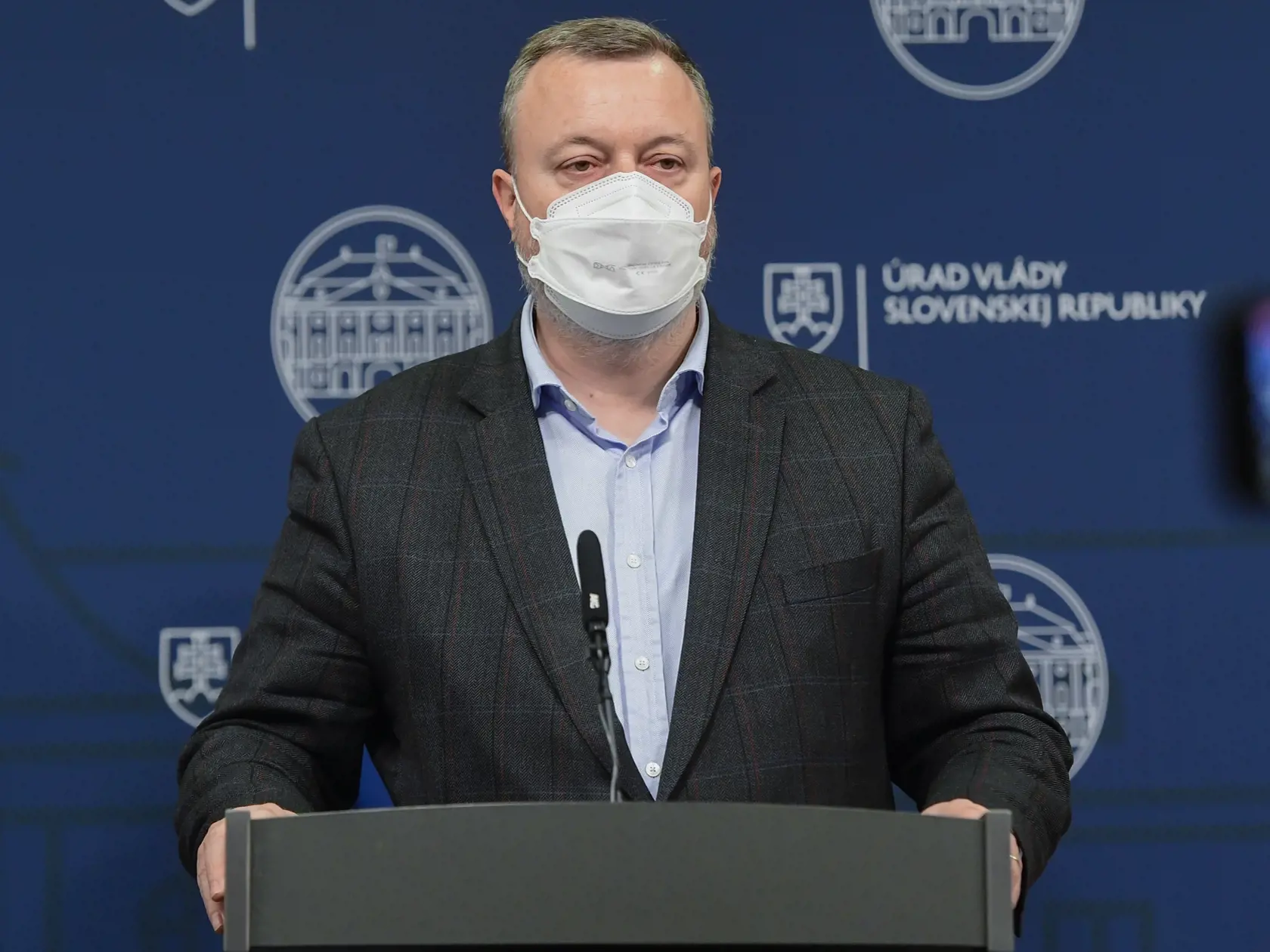 Trestné oznámenie, ktoré podal Fico, bolo nasmerované proti ministrovi práce Milanovi Krajniakovi (Sme rodina) a zodpovednému zástupcovi NBÚ, ktorý Lipšicovi pridelil previerky na stupni "prísne tajné".