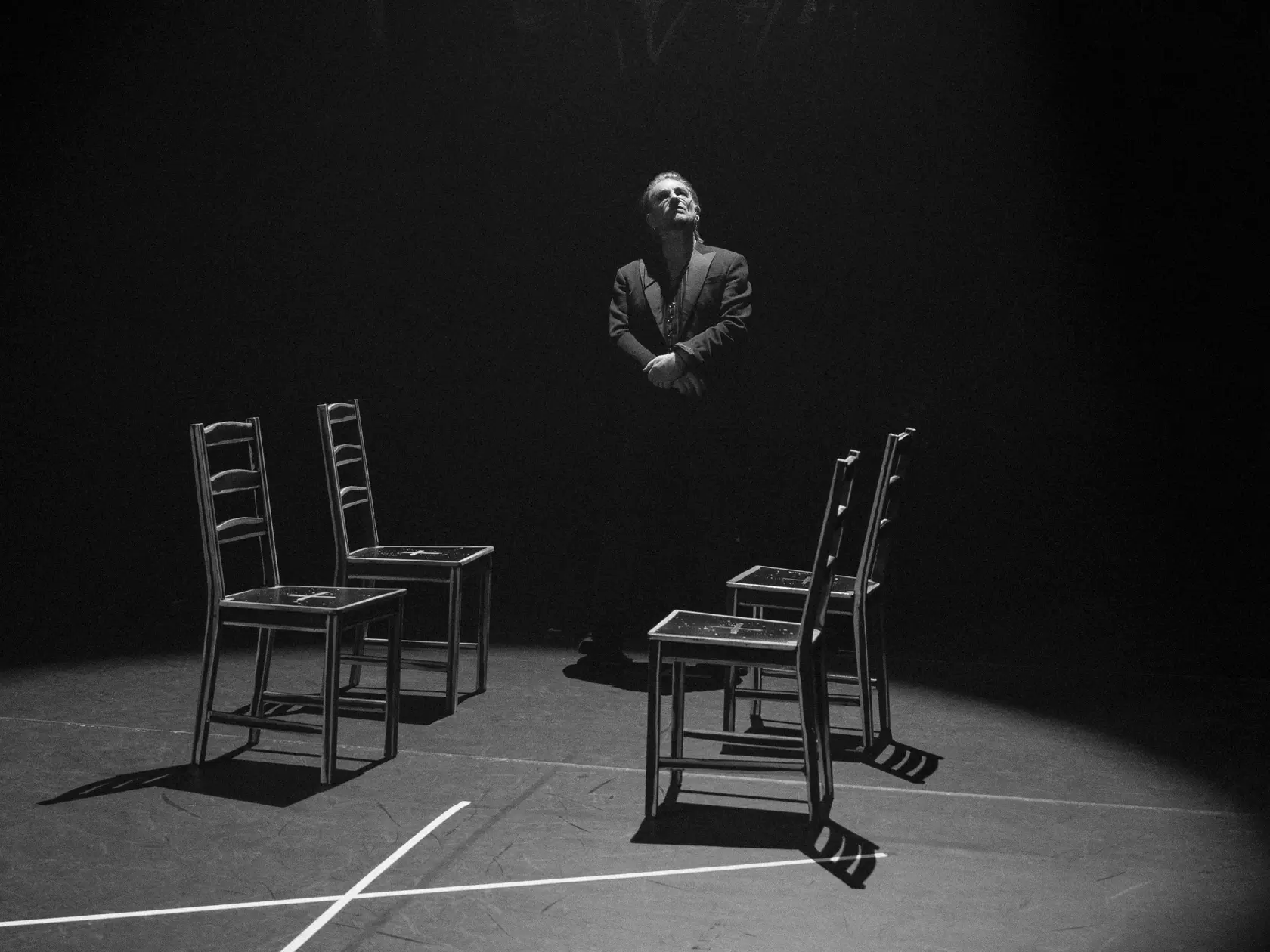 Na snímke, ktorú zverejnila platená streamovacia služba Apple TV+, spevák írskej rockovej skupiny U2, Bono, vystupuje v scéne nového dokumentárneho filmu „Bono: Stories of Surrender“. Bono sa v piatok večer 16. mája 2025 zúčastnil na svetovej premiére svojho nového dokumentu vo francúzskom Cannes. Po nesúťažnom premietaní sa frontmanovi skupiny U2 dostalo sedemminútového potlesku v stoji. FOTO TASR/AP