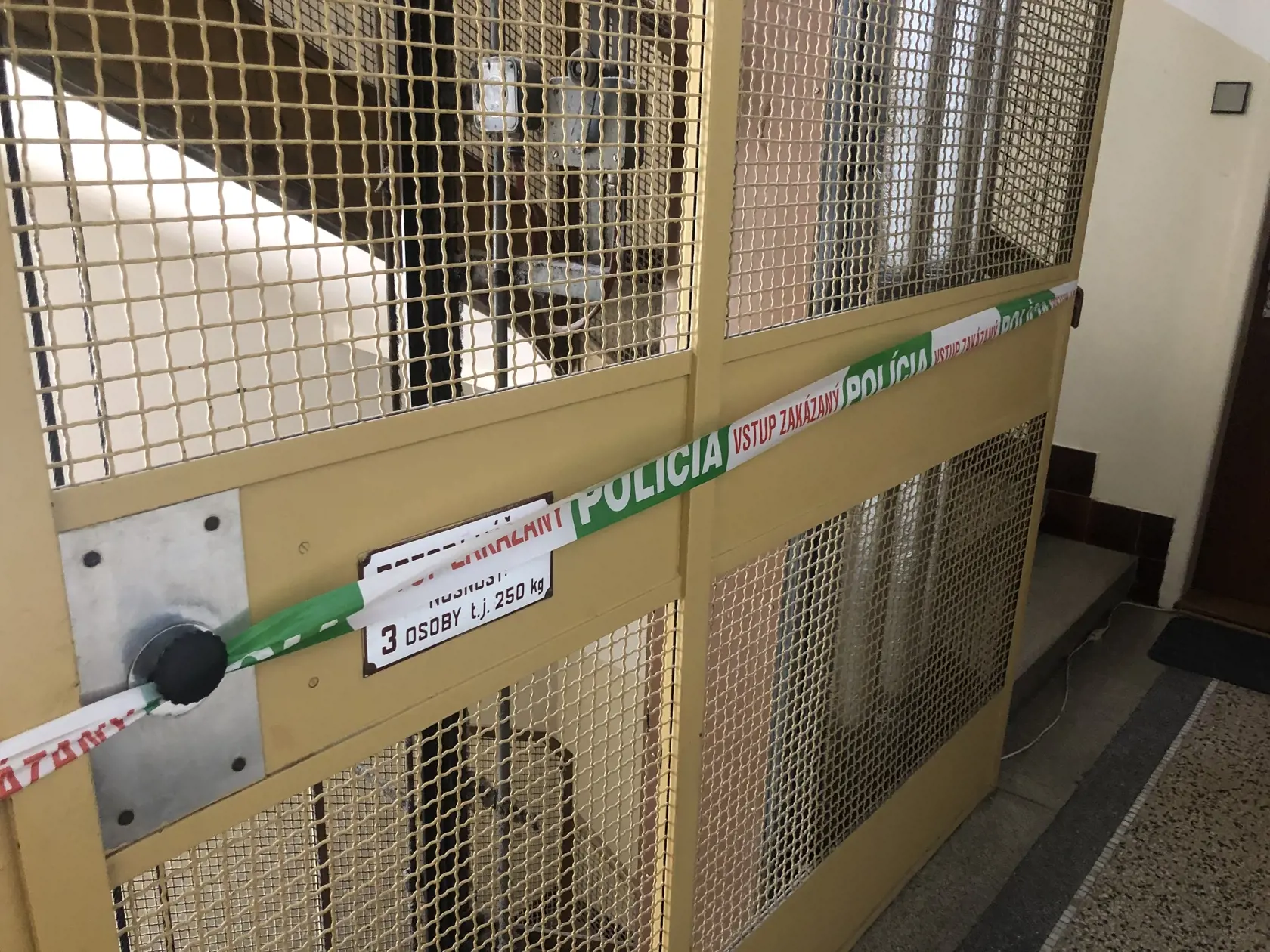 Policajné pásky boli na výťahu ešte aj deň po tragédii.