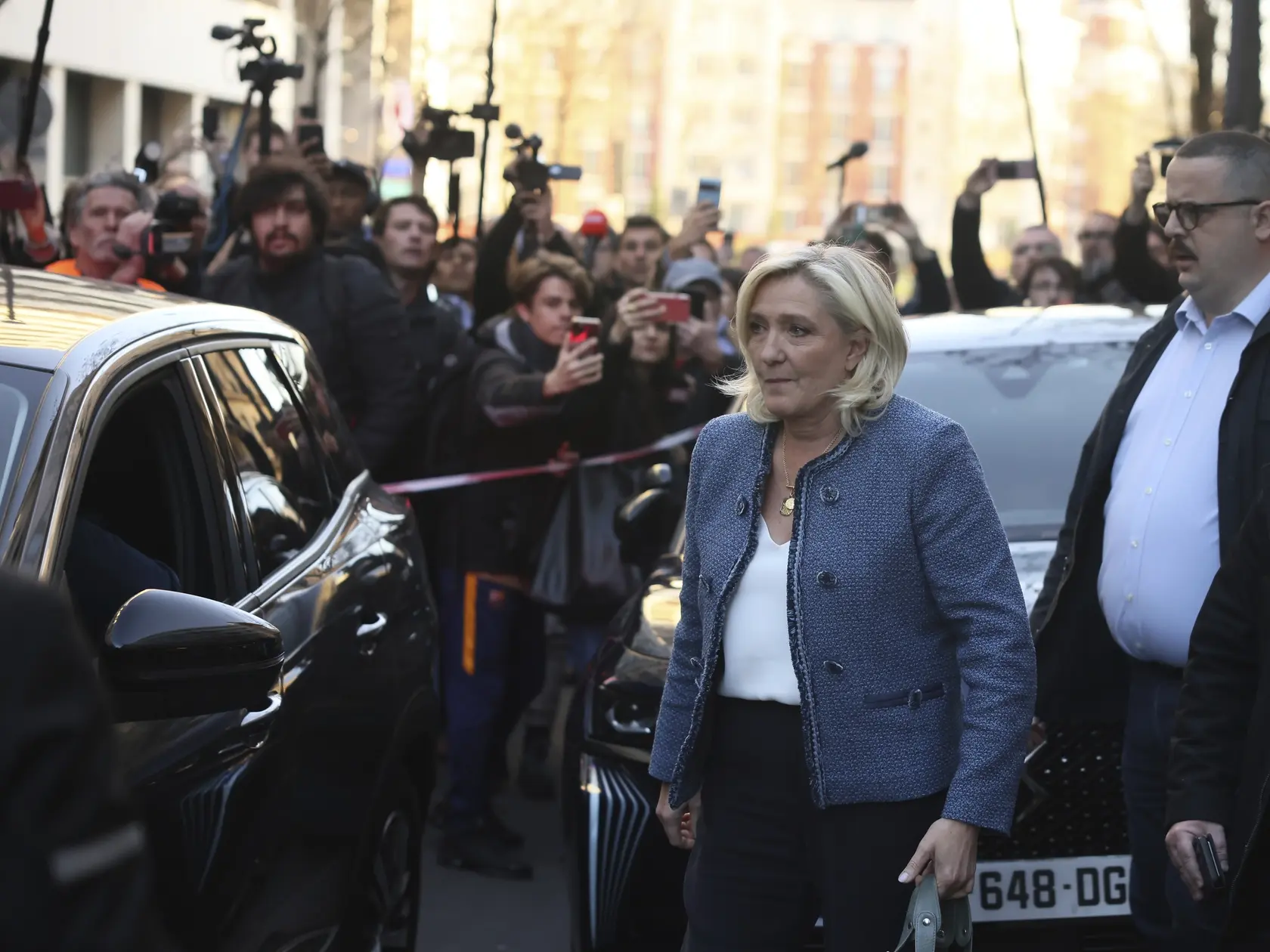 Líderka krajne pravicového Národného združenia (RN) Marine Le Penová (vľavo) odchádza zo sídla svojej strany po vynesení verdiktu v Paríži 31. marca 2025. Súd v Paríži v pondelok uznal Le Penovú za vinnú zo sprenevery finančných prostriedkov Európskeho parlamentu (EP). S okamžitou platnosťou jej zakázal uchádzať sa o verejné funkcie. Tento zákaz potrvá päť rokov. Zároveň ju za spreneveru odsúdili na štyri roky odňatia slobody: počas dvoch rokov bude jej trest podmienečný, ďalšie dva roky má mať elektronický náramok. Rozhodnutie súdu Le Penovej znemožní kandidovať v prezidentských voľbách v roku 2027, ak sa pred ich konaním proti svojmu rozsudku úspešne neodvolá.
