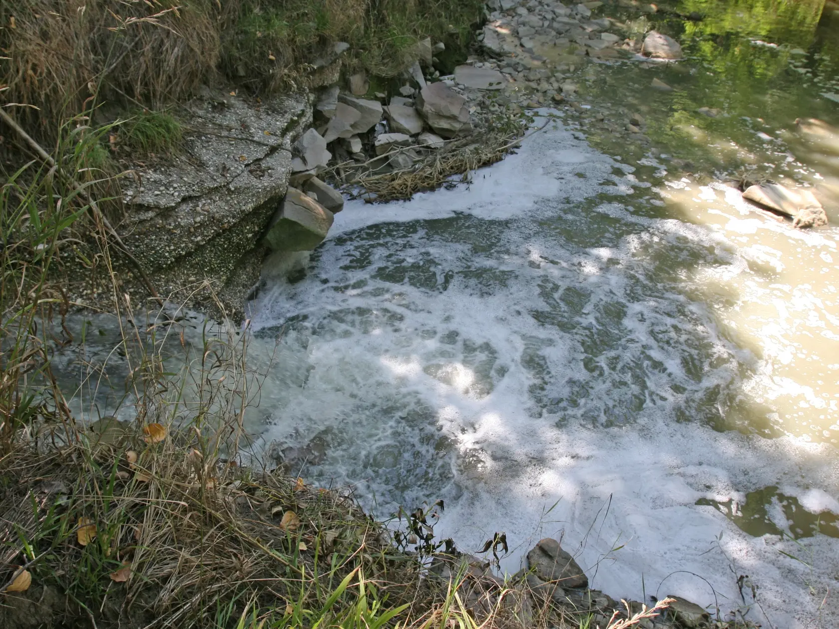 Odpadová voda z chemičky vyteká do rieky Nitra.