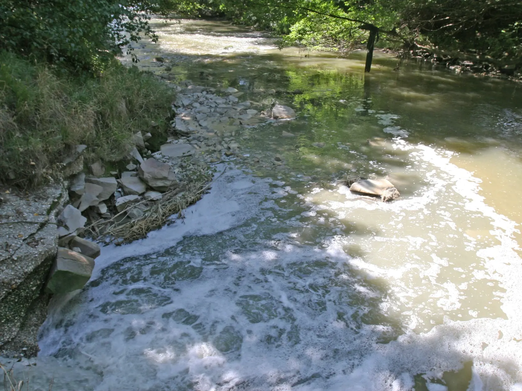 Odpadová voda z chemičky vyteká do rieky Nitra.