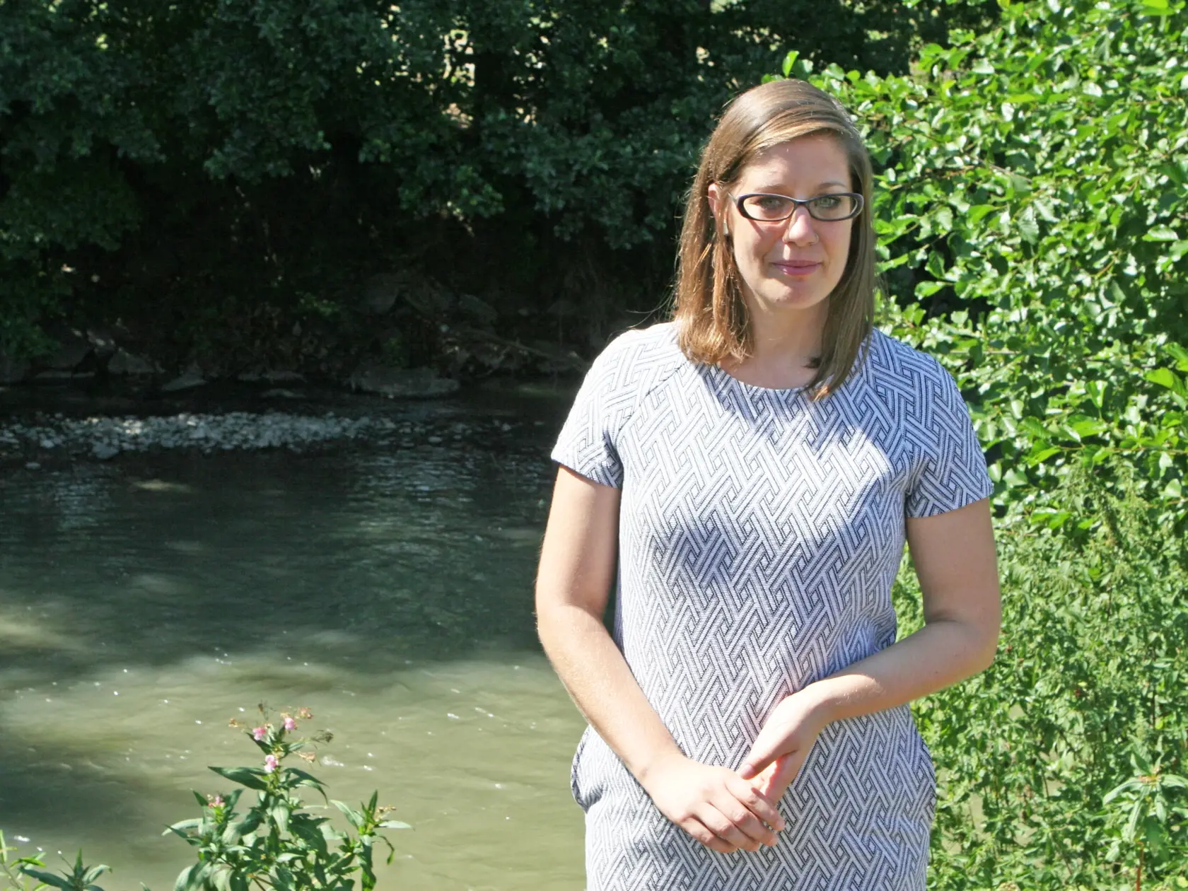 Riaditeľka Greenpeace Ivana Kohutková pri kontaminovanej rieke Nitra v Partizánskom.