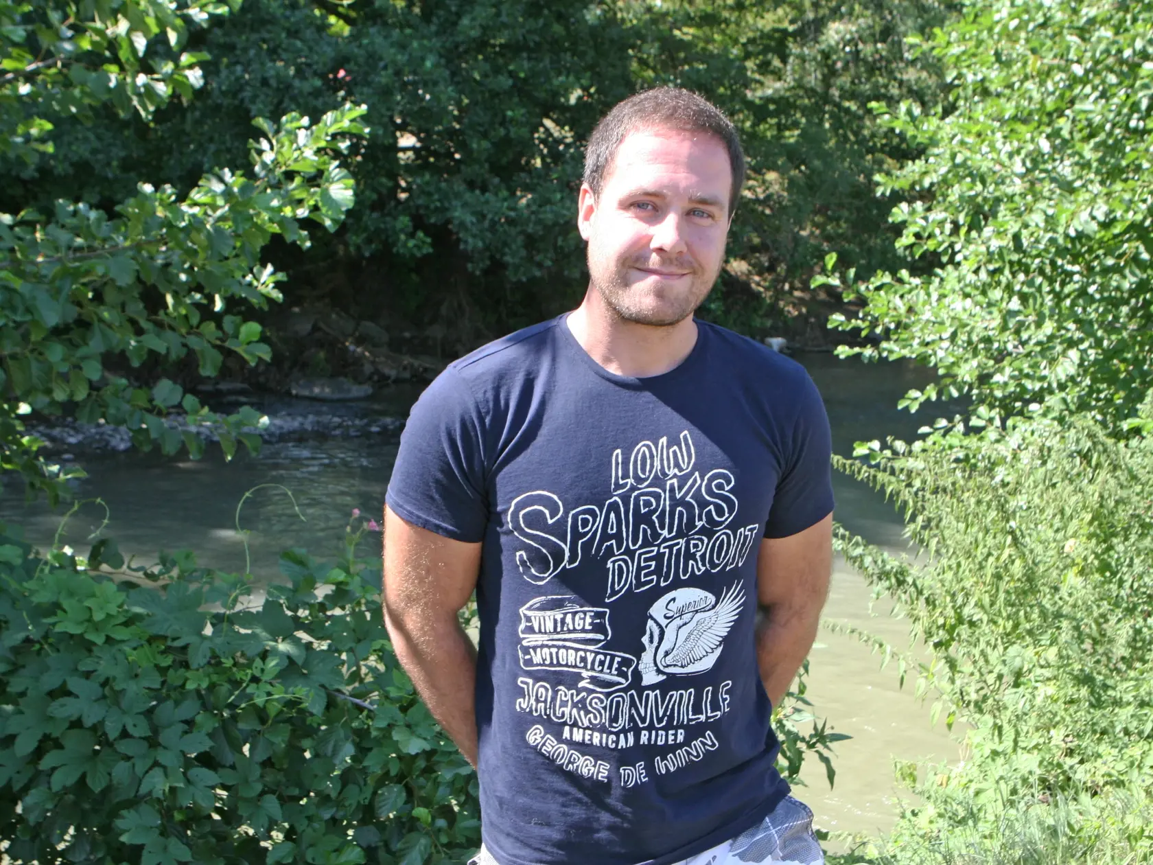 Hlavný hospodár rybárov Michal Smatana pri rieke Nitra, v ktorej plávajú kontaminované ryby.