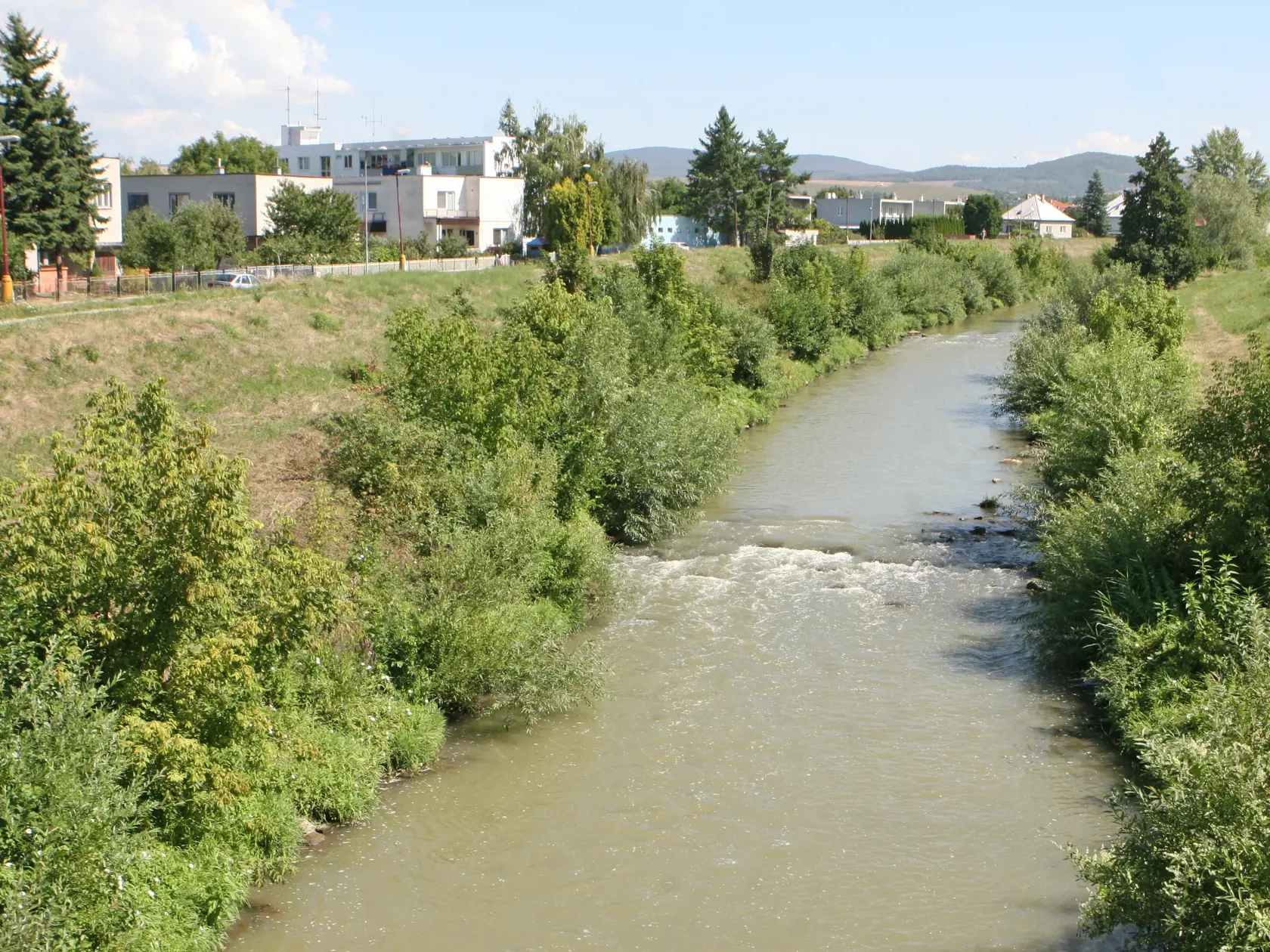 Rieka Nitra preteká priamo cez mesto Partizánske.