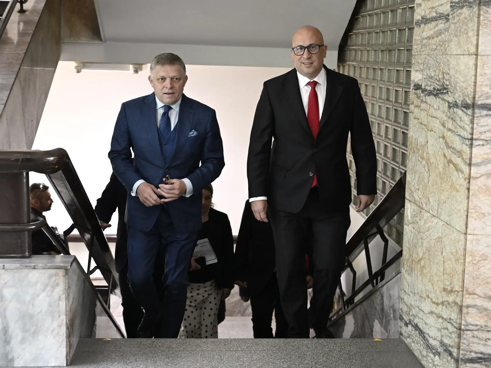 Na snímke vľavo predseda vlády SR Robert Fico (Smer-SD) počas návštevy Ministerstva dopravy SR v rámci kontrolného dňa a vpravo minister dopravy SR Jozef Ráž (nominant Smer-SD) 22. mája 2025 v Bratislave.