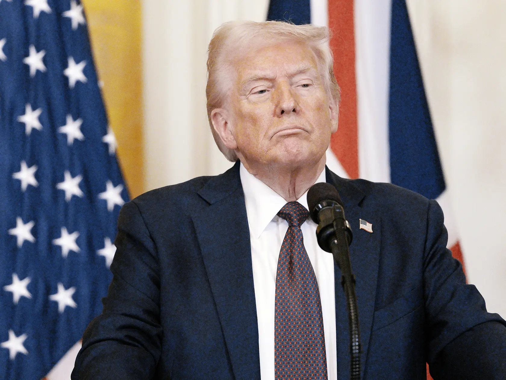 Delegácia USA sa v nedeľu v Rijáde stretla s ukrajinskými predstaviteľmi a v pondelok začali rozhovory aj so zástupcami Ruska. Rokovania sa sústredili najmä na prímerie v Čiernom mori, ale Trump uviedol, že na rad prichádzajú aj ďalšie otázky.