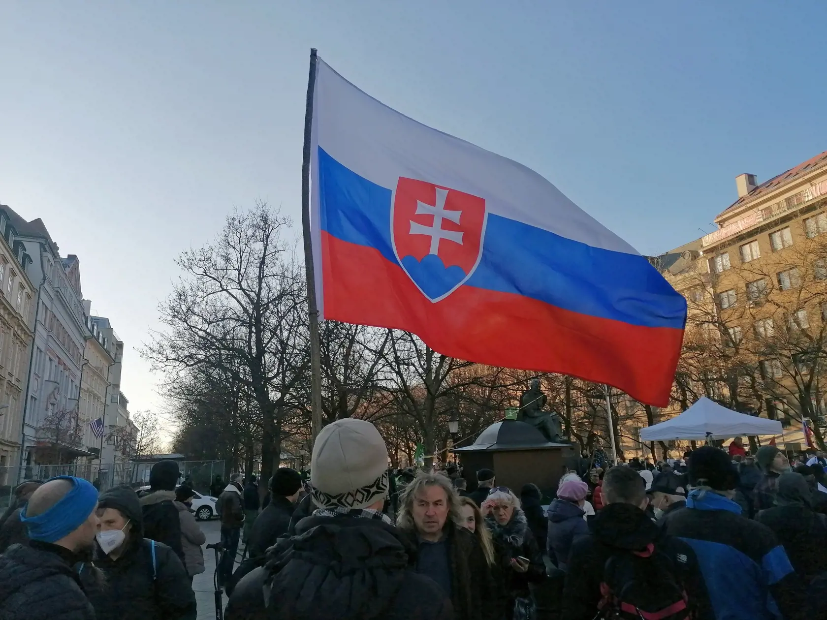 Na snímke ľudia protestujú proti obrannej dohode s USA pred americkou ambasádou na bratislavskom Hviezdoslavovom námestí v sobotu 15. januára 2022. FOTO TASR - Martina Kriková