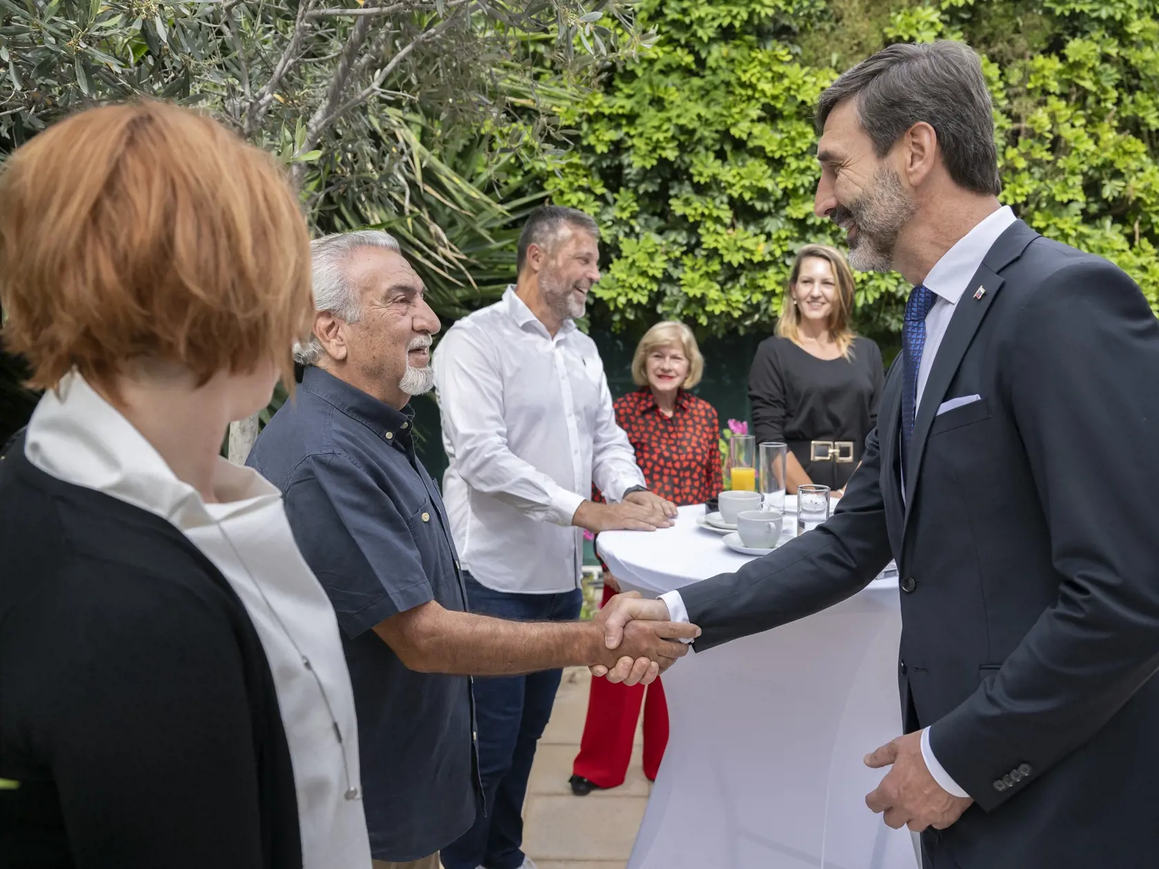 Na snímke minister zahraničných vecí a európskych záležitostí (MZVEZ) SR Juraj Blanár (vpravo) absoluvuje stretnutie s významnými predstaviteľmi slovenskej komunity na pôde Veľvyslanectva SR v Nikózii vo štvrtok 9. mája 2024. Šéf slovenskej diplomacie odcestoval v stredu vo večerných hodinách na oficiálnu návštevu Cypru. FOTO TASR - Martin Baumann