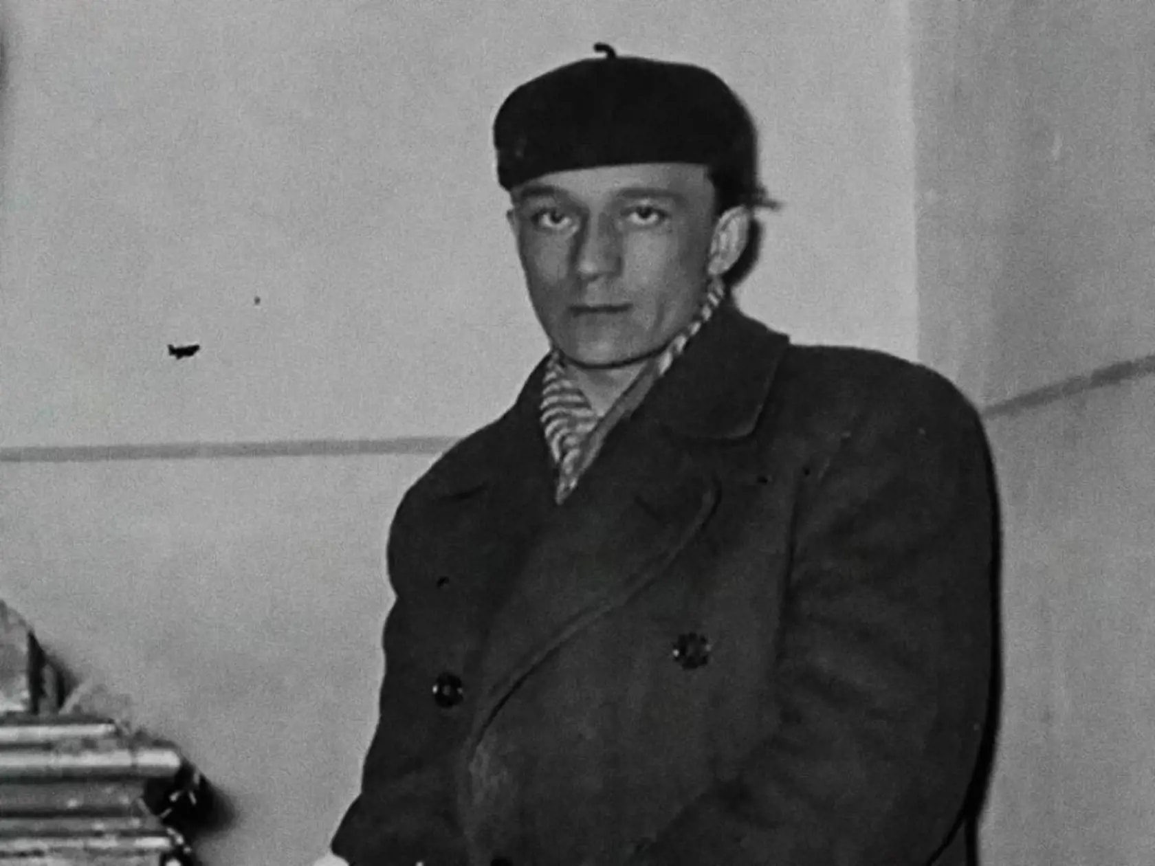 Jenej stíšil dych a na nič netušiaceho trojnásobného otca sekerou zaútočil.