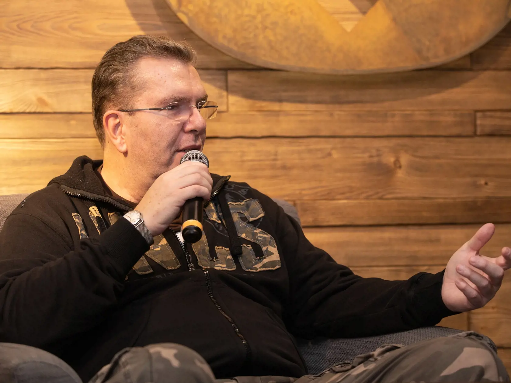 Na fotkách je Richard Muller na krste knihy Texty.