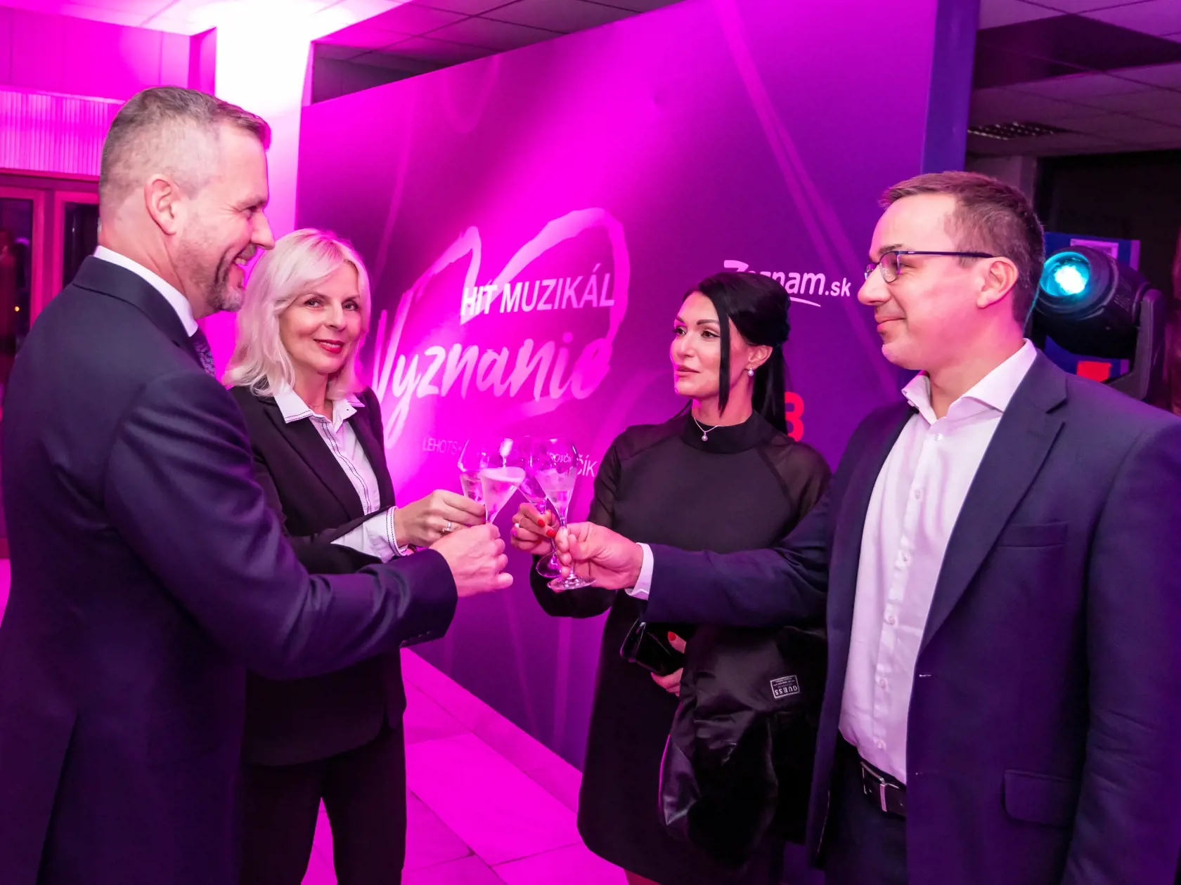 V Iuvente sa konala premiéra muzikálu Vyznanie. Na snímke je bývalý premiér Peter Pellegrini a poslanec Erik Tomáš s manželkou. 