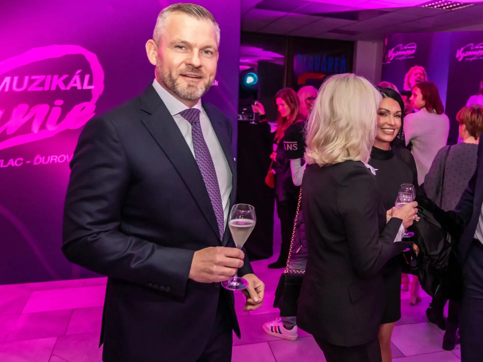 V Iuvente sa konala premiéra muzikálu Vyznanie. Na snímke je bývalý premiér Peter Pellegrini a poslanec Erik Tomáš s manželkou. 