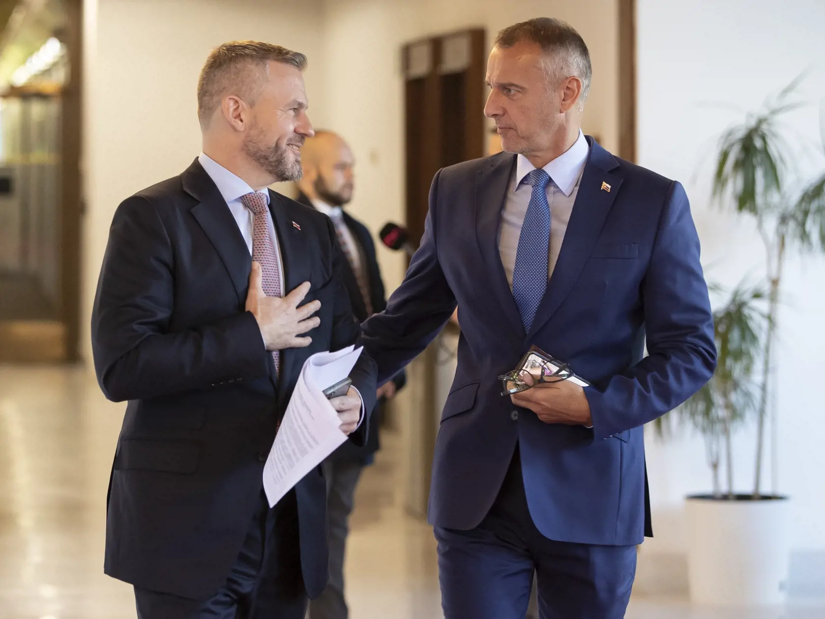 72. schôdza Národnej rady Slovenskej republiky, počas ktorej poslanci hlasovali aj o návrhu odvolania Igora Matoviča z postu ministra financií SR. Na snímke zľava je Peter Pellegrini a Richard Raši.
