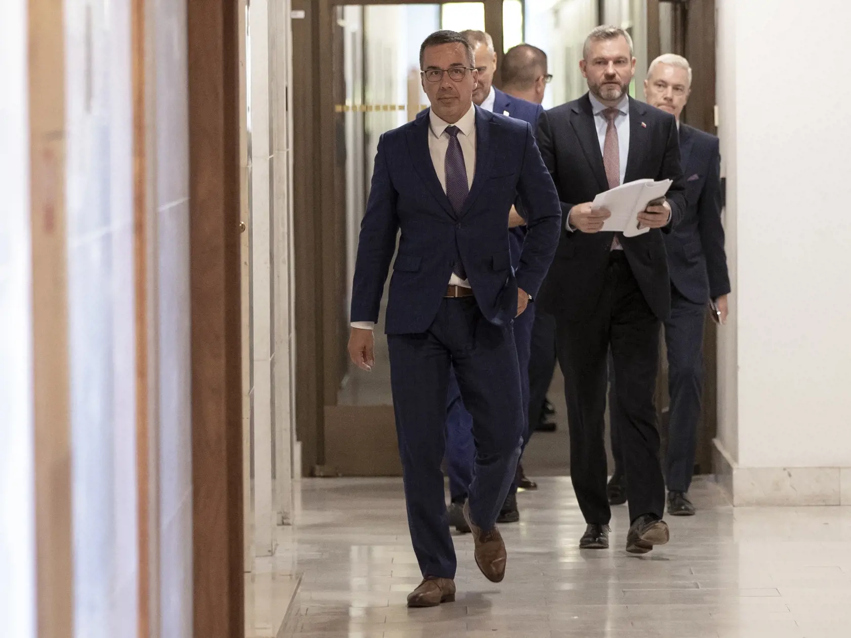 72. schôdza Národnej rady Slovenskej republiky, počas ktorej poslanci hlasovali aj o návrhu odvolania Igora Matoviča z postu ministra financií SR. Na snímke zľava je Erik Tomáš a Peter Pellegrini.
