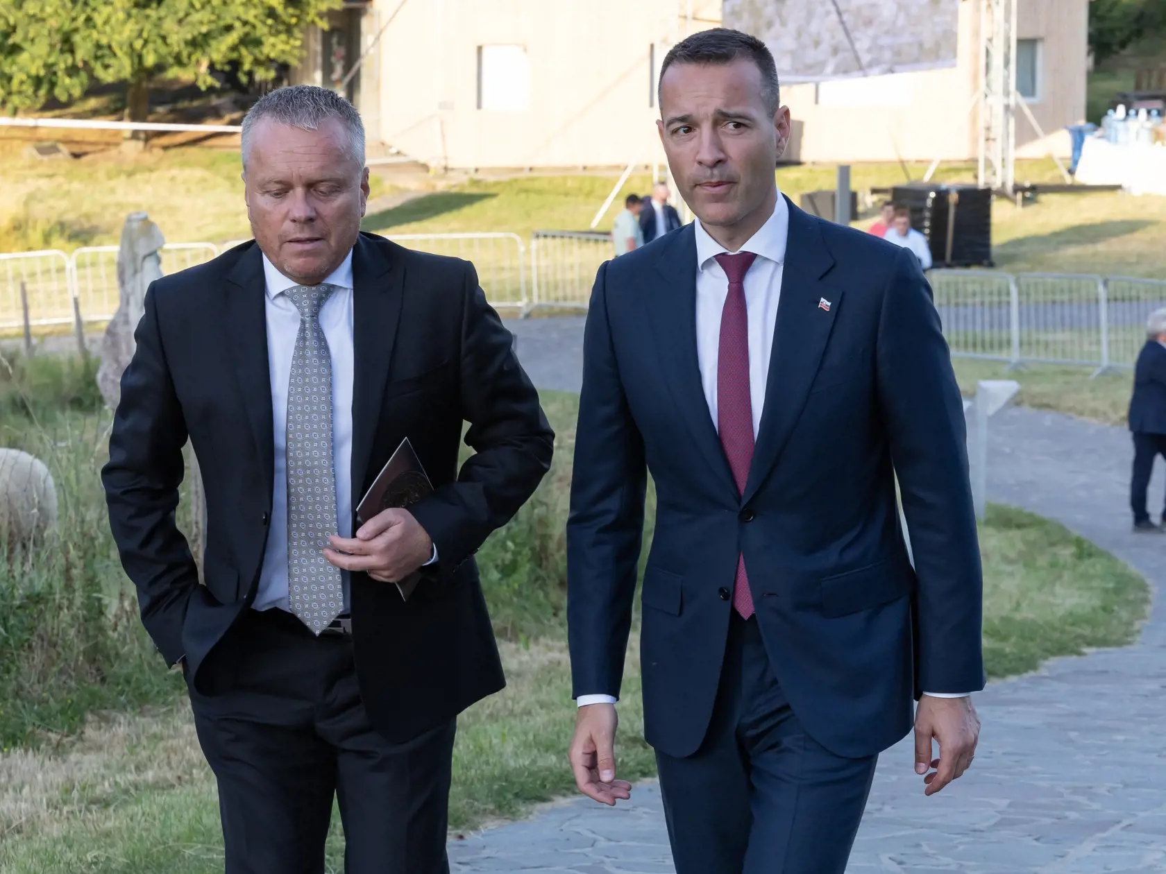 Slovenský premiér Robert Fico sa po atentáte na jeho osobu po prvý krát objavil na verejnosti počas osláv 1161 výročia príchodu sv. Cyrila a Metda na Veľkú Moravu. Oslavy sa konali na hrade Devín. Na snímke vpravo je Tomáš Drucker.