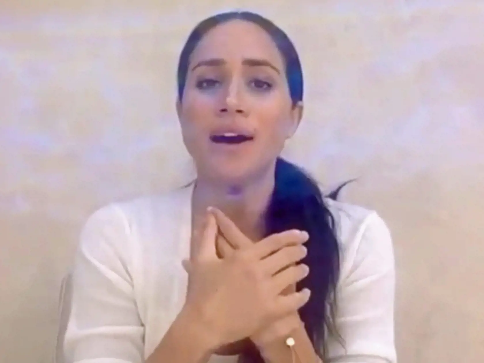 Meghan Markle upozorňuje na policajnú brutalitu a protesty v Ameriky z pohodlia domova.