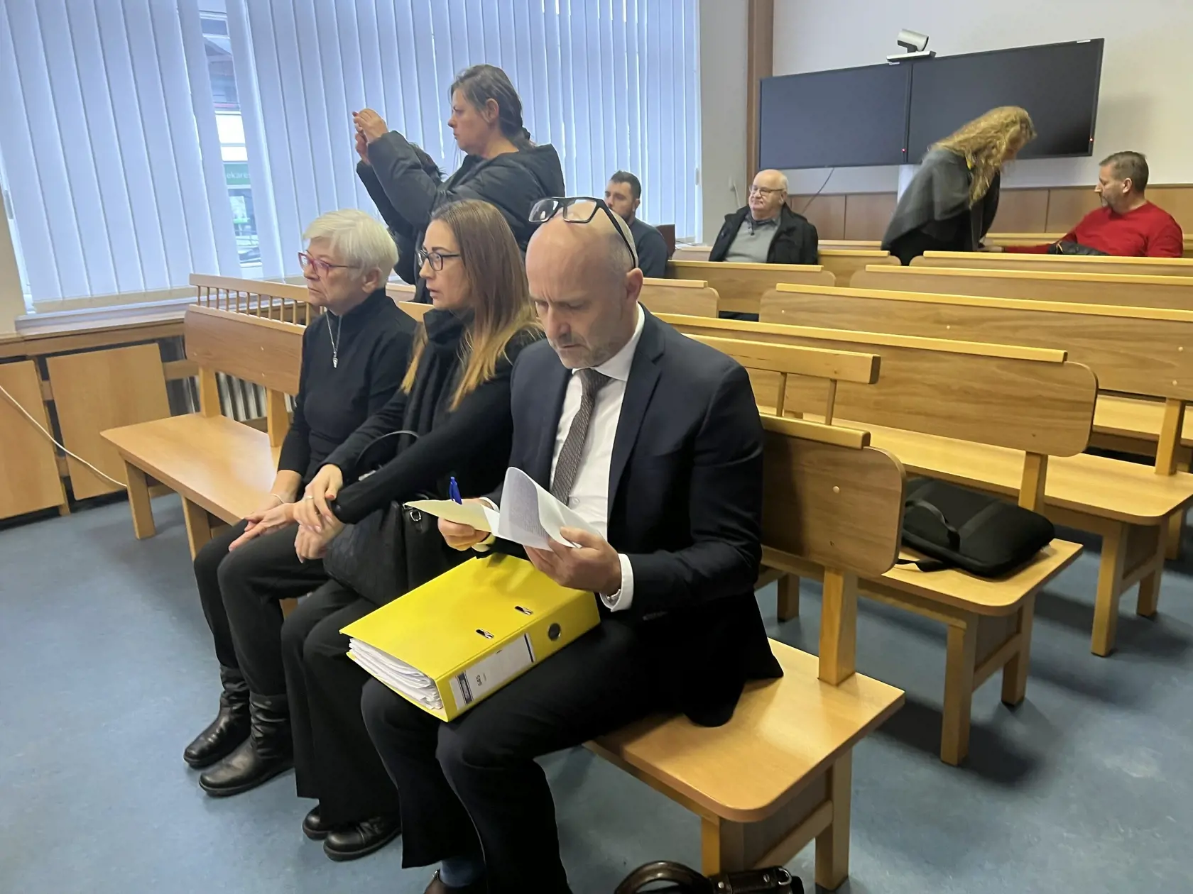 Splnomocnenec na obhajobu poškodených rodín Ivan Javor s pozostalými.