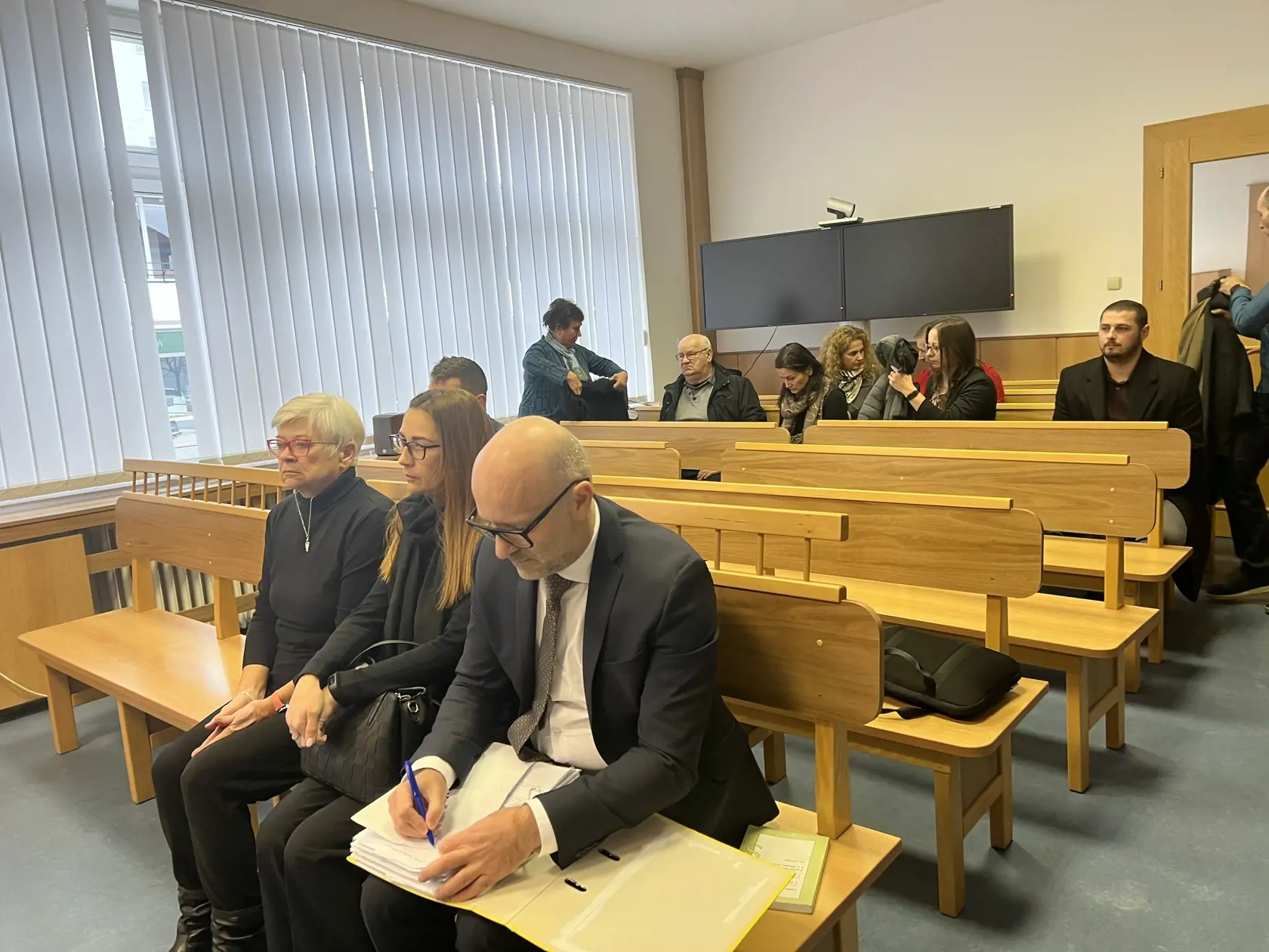 Splnomocnenec na obhajobu poškodených rodín Ivan Javor však poukázal na to, že obžalovaný Mikulčík minimálne od dopravnej nehody "vykonáva aktívne podnikateľskú činnosť, zúčastňuje sa poľovačiek a vlastní zbrane".