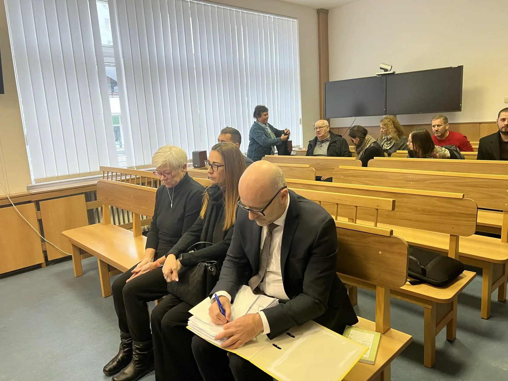 A aj z týchto dôvodov navrhol, aby súd zvážil v ďalšom konaní pribrať do konania znalca za účelom vypracovania znaleckého posudku pre posúdenie zdravotného stavu obžalovaného a jeho schopnosti zúčastňovať sa hlavných pojednávaní.