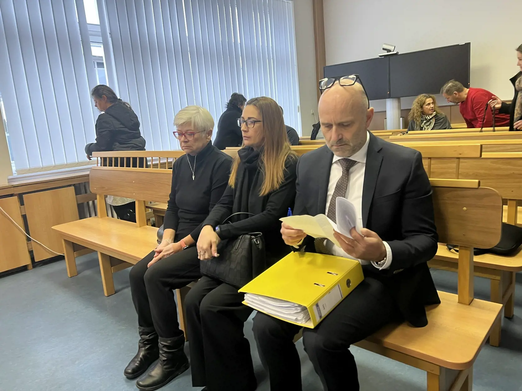 Splnomocnenec na obhajobu poškodených rodín Ivan Javor s pozostalými.