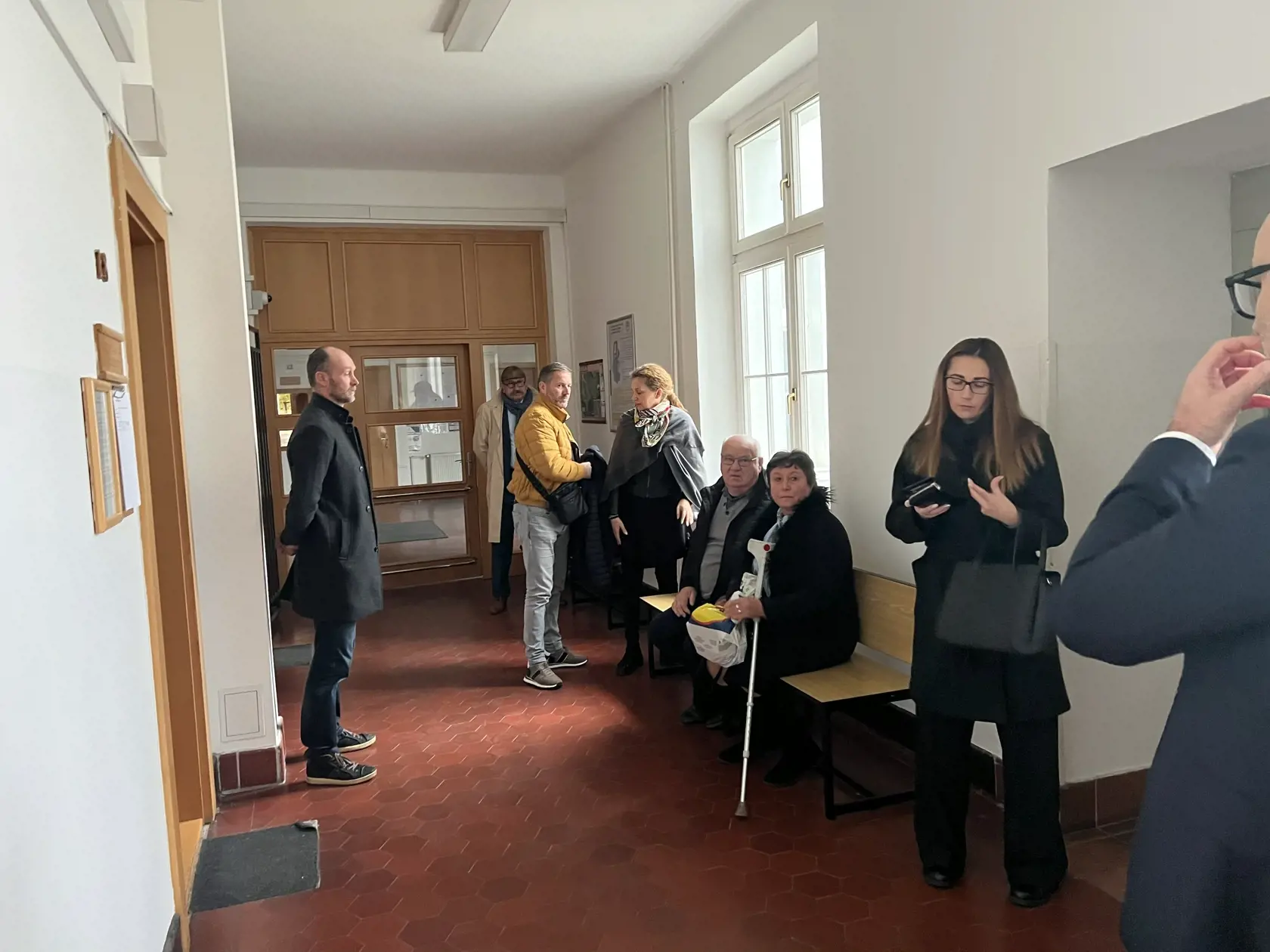 Manželka Juraja Oravkina (vpravo), ktorý po sebe zanechal dve malé deti, je z celého postupu nemilo prekvapená.