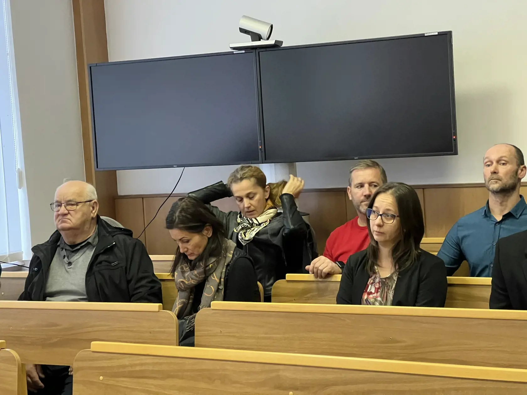 "Obidve rodiny to vnímajú ťažko, sú traumatizovaní. Očakávali, že dnešné pojednávanie sa uskutoční a nebude sa posúvať," vysvetlil Javor.