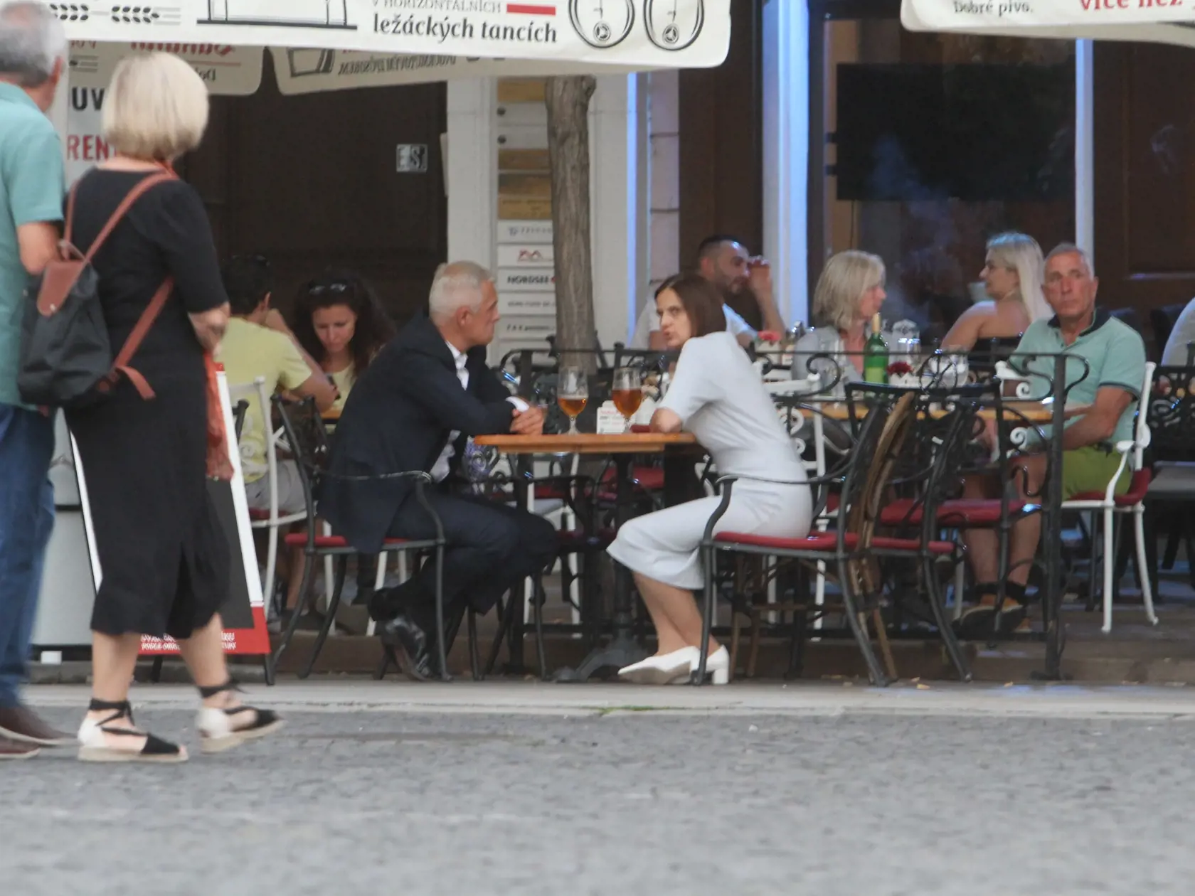 Diskutovali: Odchádzajúci minister zahraničných vecí Ivan Korčok a ministerka spravodlivosti Mária Kolíková si vyšli po demisii do centra Bratislavy.