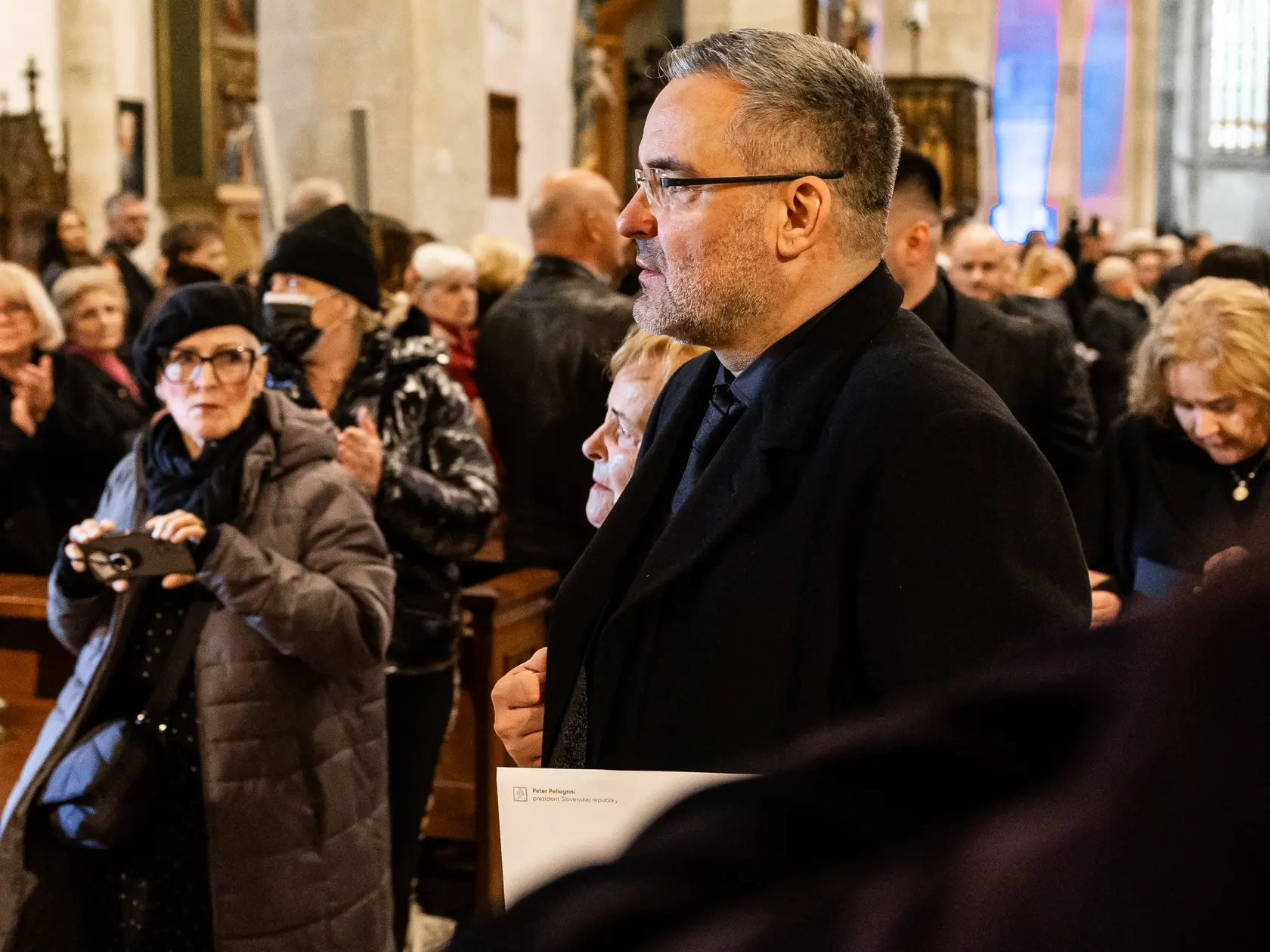 Posledná rozlúčka s hercom Štefanom Kvietikom za účasti rodiny aj verejnosti v Katedrále sv. Martina v Bratislave. Na snímke Martin Kvietik. 