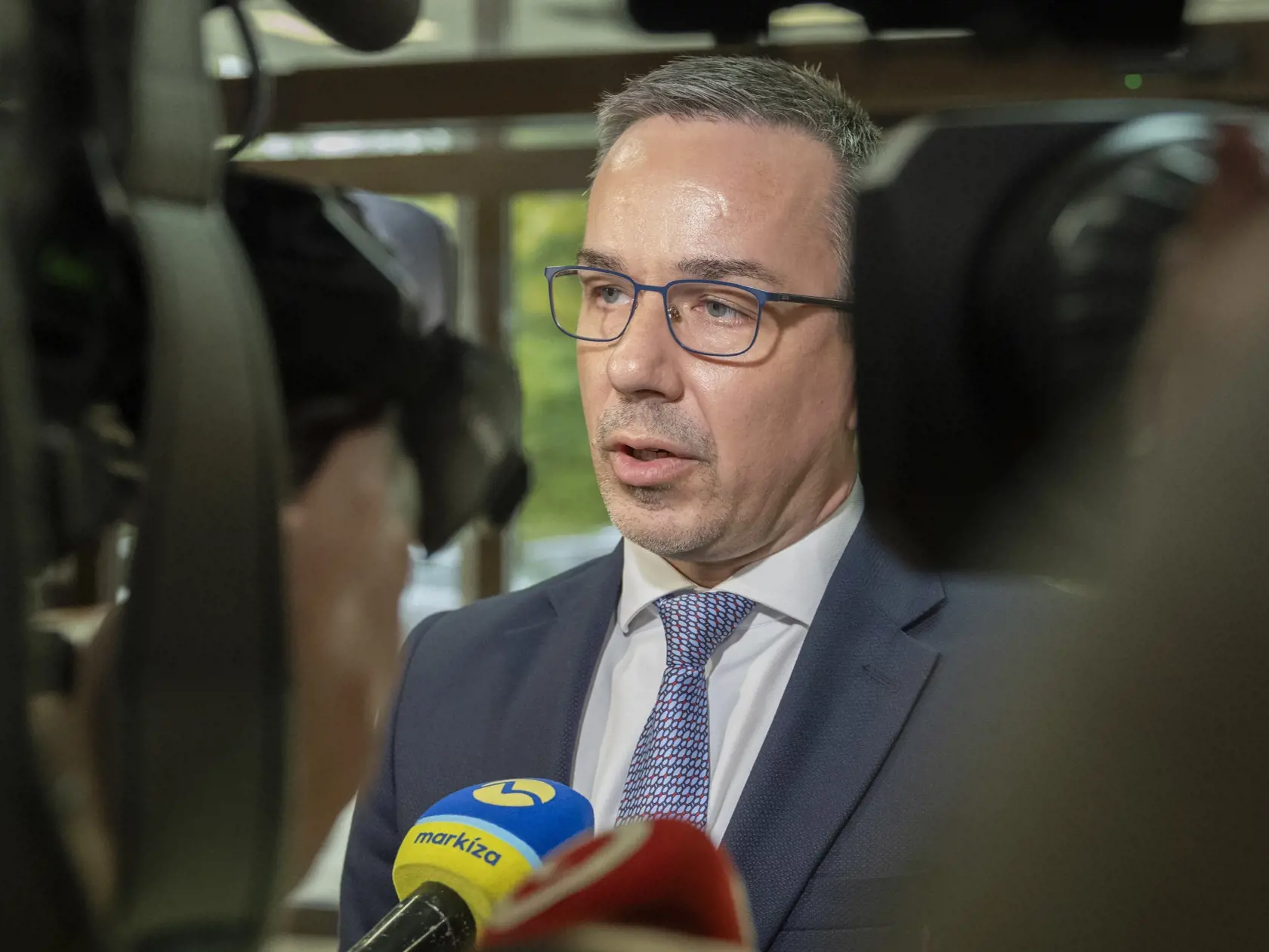 Na snímke minister práce, sociálnych vecí a rodiny SR Erik Tomáš (Hlas-SD) prichádza na 4. schôdzu vlády SR 13. novembra 2023 v Bratislave. FOTO TASR - Martin Bauman