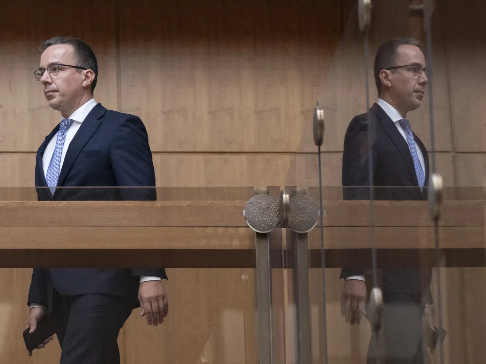 Na snímke minister práce, sociálnych vecí a rodiny SR Erik Tomáš (Hlas-SD) schádza po schodoch po skončení 4. zasadnutia vlády SR, na ktorom sa schválilo programové vyhlásenie vlády v Bratislave v pondelok 13. novembra 2023. FOTO TASR - Martin Baumann