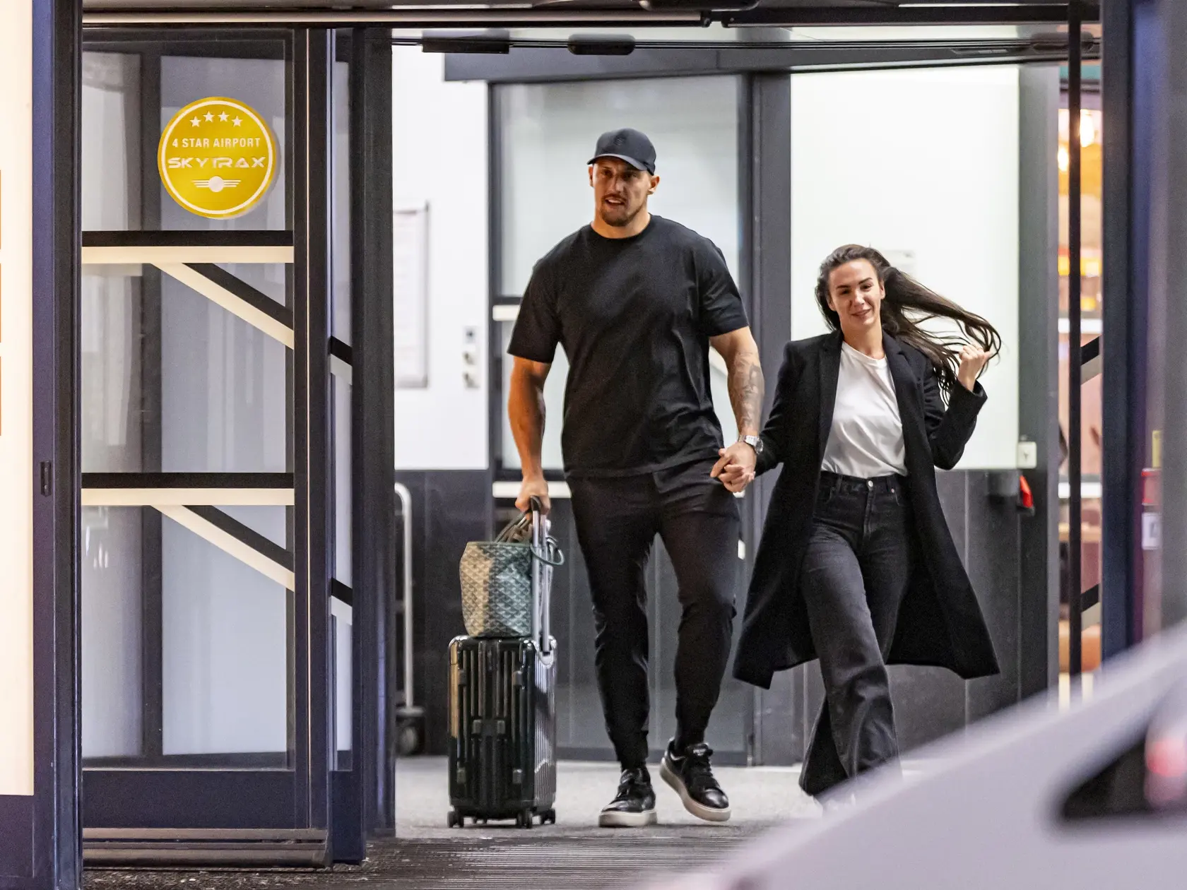 Michala Kyselica "načapali" s novou láskou paparazzi fotografi v nedeľu večer - 30. marca 2025, na letisku Schwechat.
