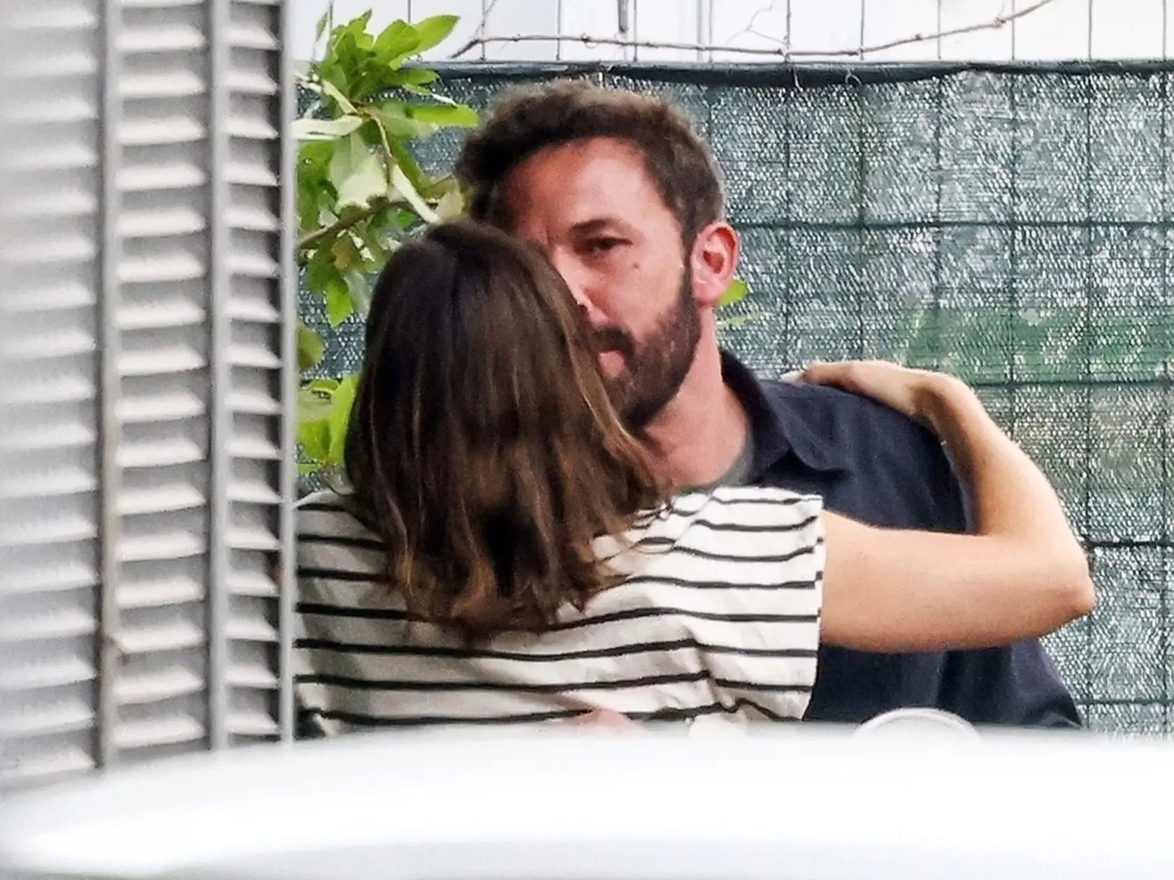 Ben Affleck počas objatia zbadal fotografov. Jeho pohľad neveštil nič dobré. Ben musel tušiť, že táto fotografia spôsobí problém.