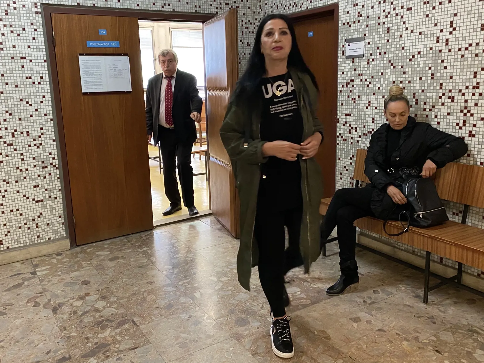 Obžalovaný exekútor Karol Mihal, obžalovaná Nora Kabrheľová a svedkyňa Helena Dokupelová.