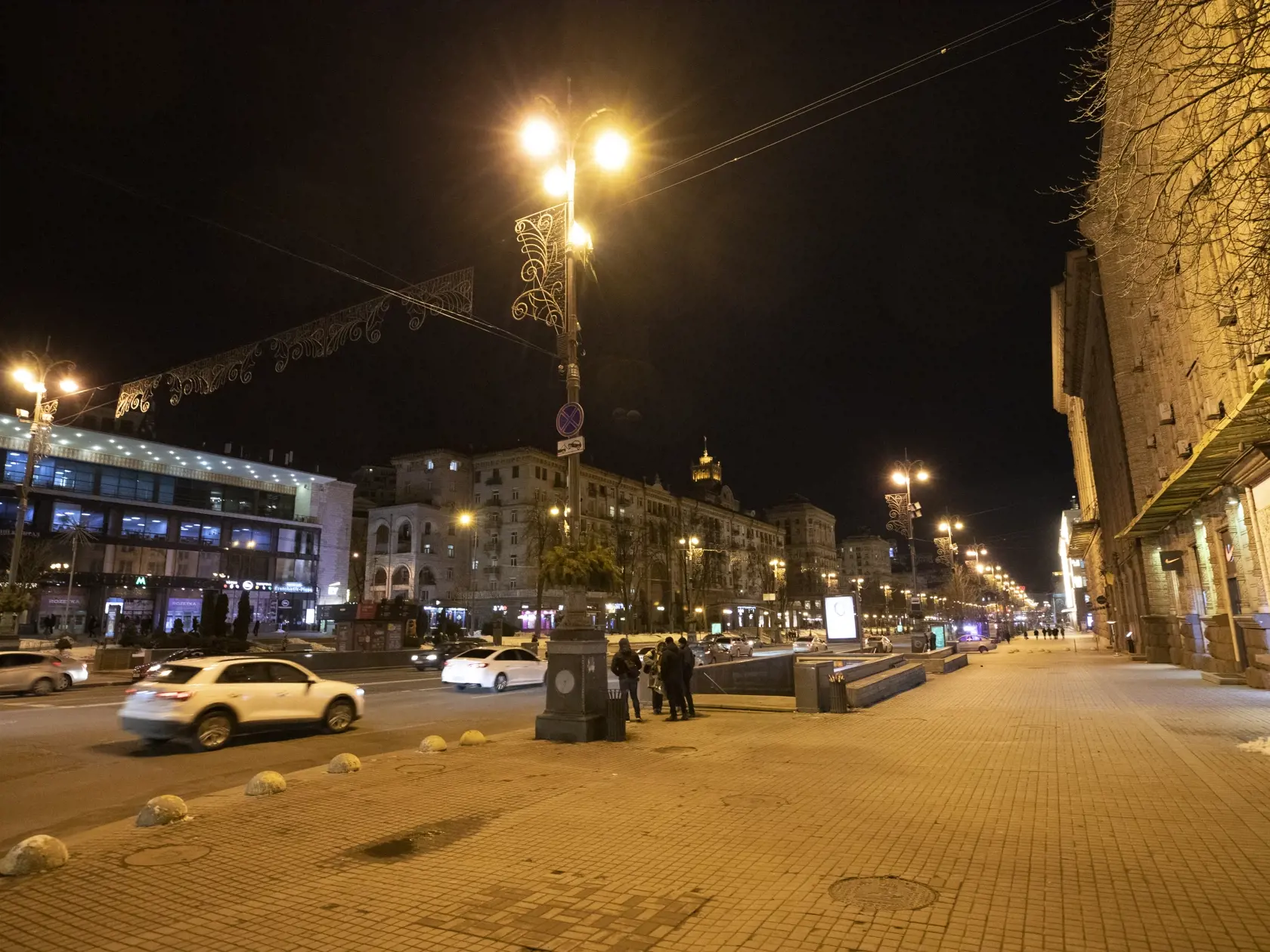 V centre Kyjeva, ktorý má takmer tri milióna obyvateľov, nie sú ľudia. Vo vzduchu visí napätie, správy o možnej vojne prichádzajú takmer každý deň. Na snímke je nočný nočný Kyjev, námestie Majdan
