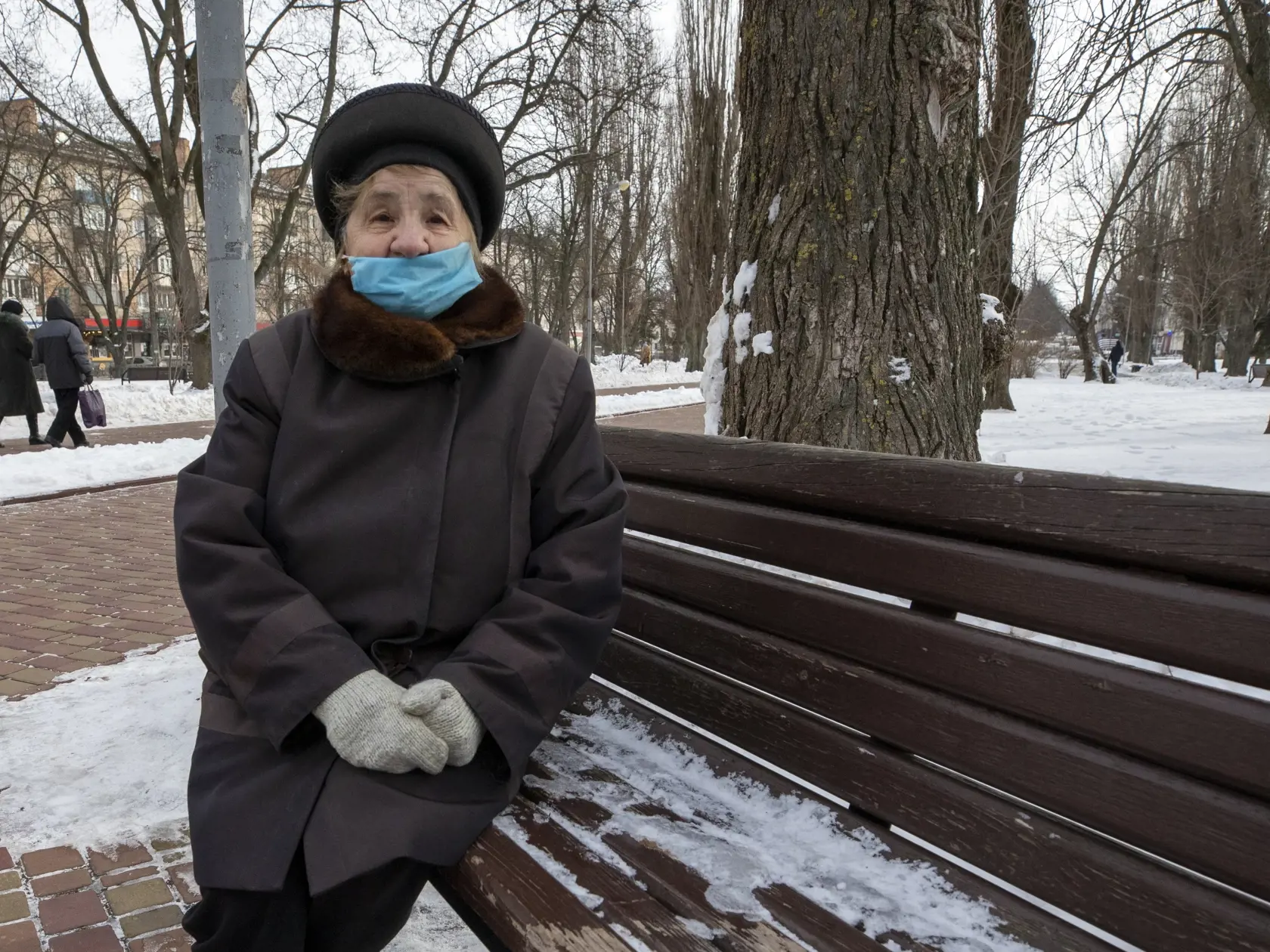 Dôchodkyňa Oľga Ivanovna sa domnieva, že súčasná napätá situácia je výsledkom veľkej medzinárodnej politiky. „Mám 90 rokov, nerozumiem tomu, nerozumiem, za čo sa títo politici bijú. Som jednoduchý človek a chcem starobu prežiť v pokoji. Ale v televízii každý deň hovoria, že sa môže začať vojna,“ hovorí s chvením v hlase.