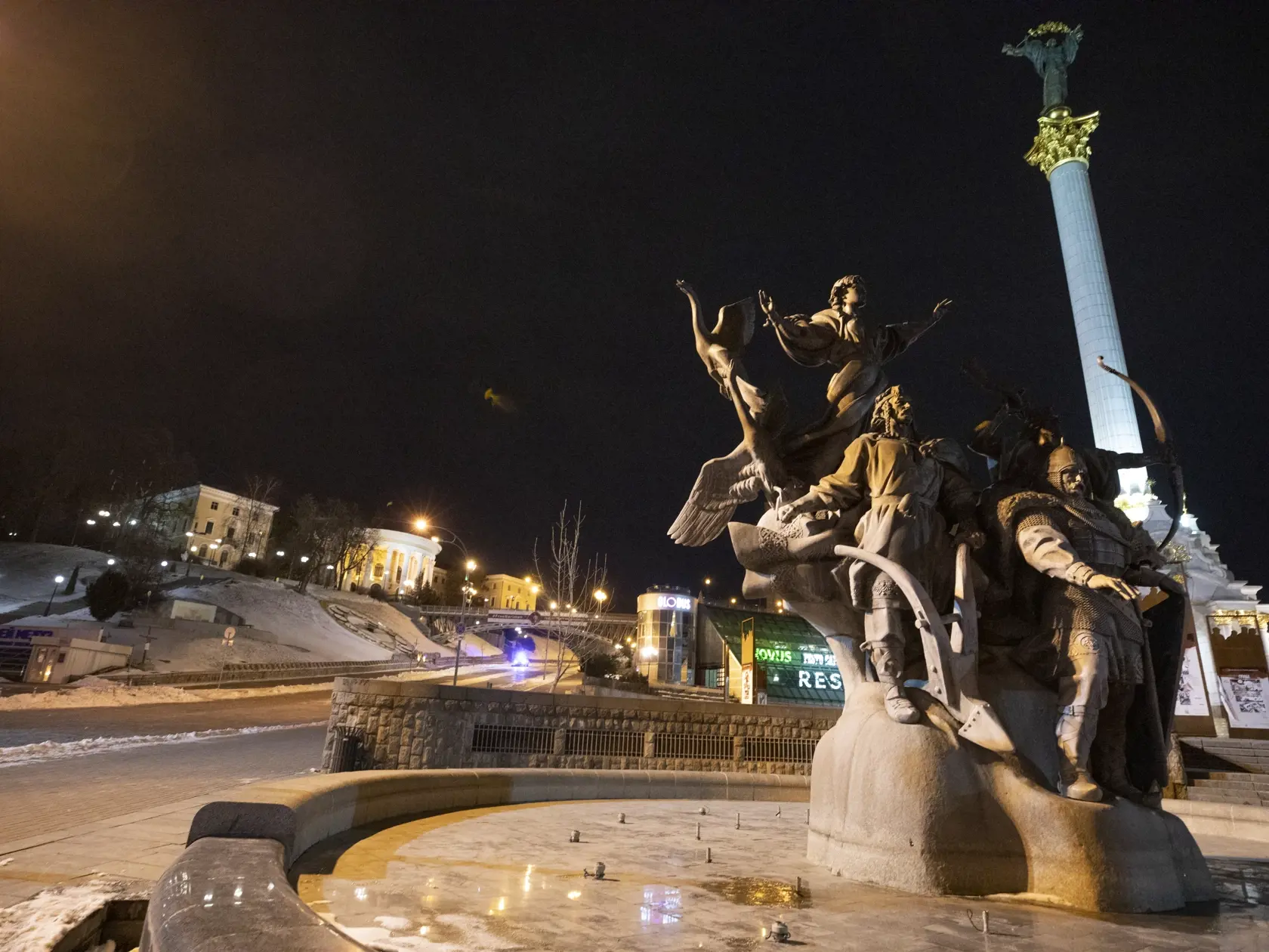 V centre Kyjeva, ktorý má takmer tri milióna obyvateľov, nie sú ľudia. Vo vzduchu visí napätie, správy o možnej vojne prichádzajú takmer každý deň. Na snímke je nočný nočný Kyjev, námestie Majdan