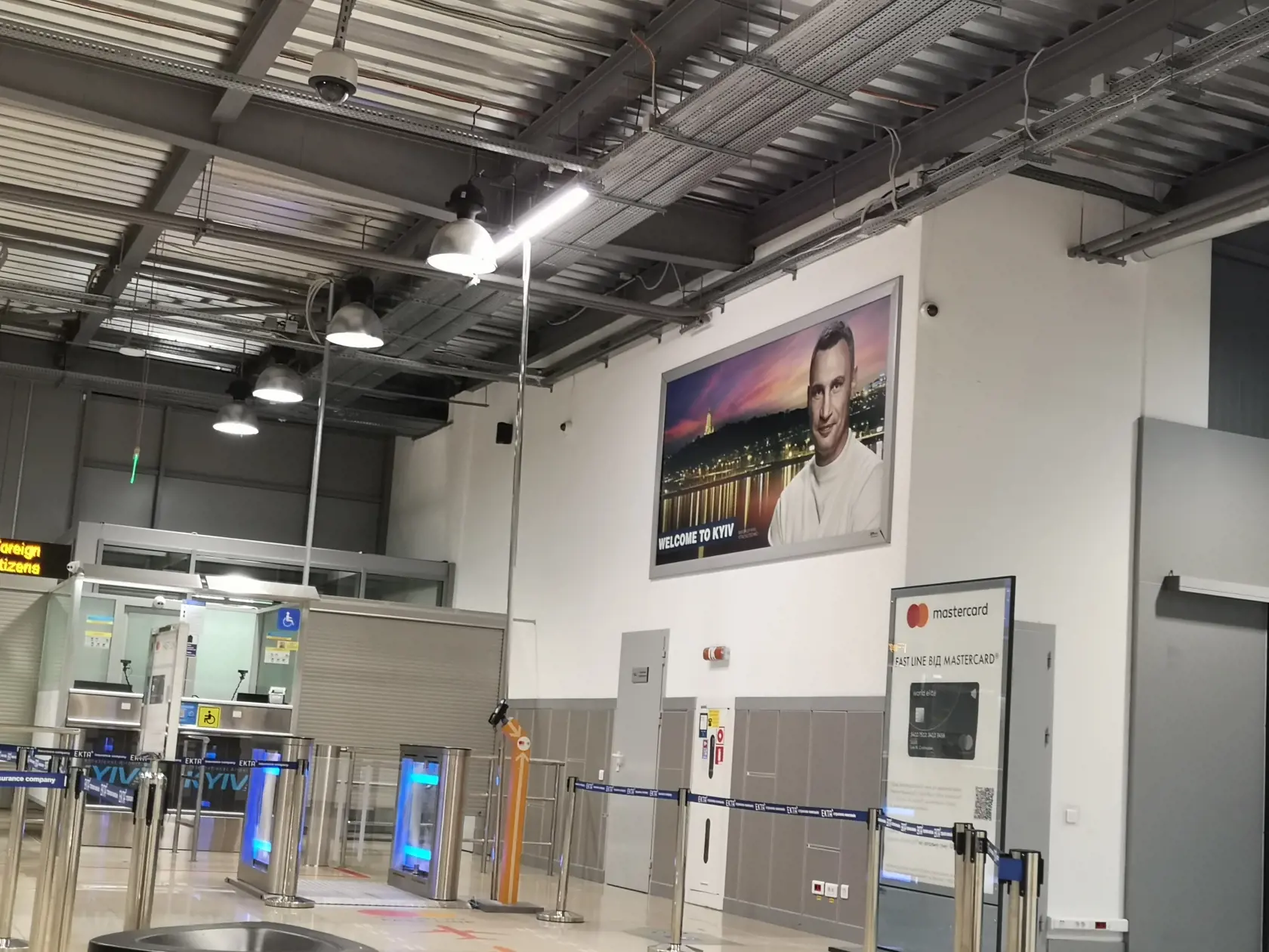 Kyjevské letisko. Turistov na prílete privíta primátor ukrajinskej metropoly a bývalý boxer Vitalij Kličko