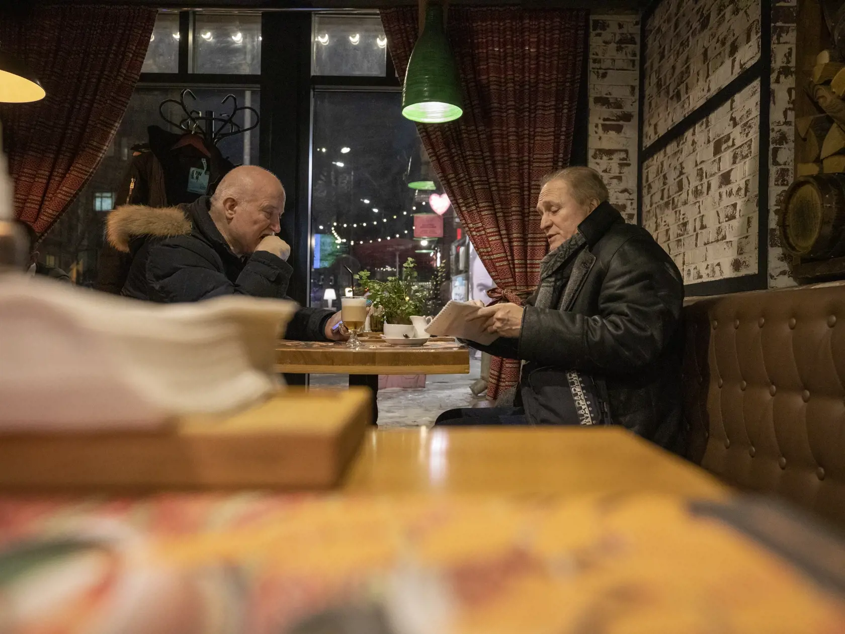 Gastro prevádzky v centre hlavného mesta Ukrajiny sú poloprázdne a dôvodom je nielen pandémia koronavírusu. Zahraniční turisti majú iste obavy z cestovania do krajiny, kde sa môže začať vojna