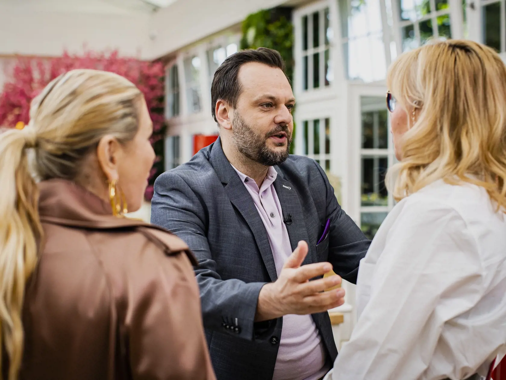 Na snímke Milan Zimnýkoval, Zuzana Ťapáková a Gabriela Drobová počas natáčania tretej série programu RTVS Pečie celé Slovensko.