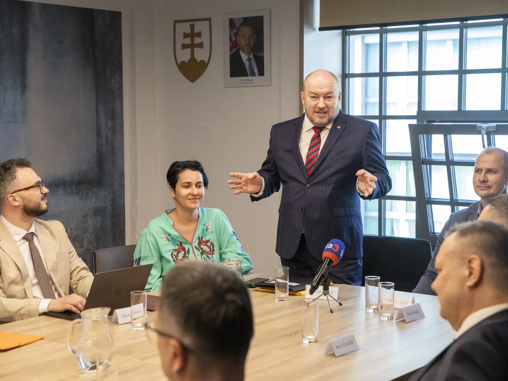 Na snimke je prvé zasadnutie Rady pre šport ministra Cestovného ruchu a športu Rudolfa Huliaka.
Minister Rudolf Huliak predstavuje Radu ministra pre šport.