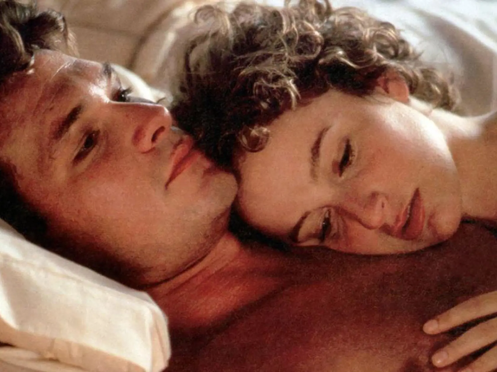 Patrick Swayze a Jennifer Grey vo filme Hriešny tanec: O napätom vzťahu dvoch hlavných hercov z Hriešneho tanca sa nevedelo. Až po smrti vyšla biografia Patricka Swayzeho v nej sa okrem iného písalo, že pri filmovaní mal s Jennifer Grey problémy. Bola veľmi emotívna, nezniesla kritiku, a tak sa okolo nej chodilo po špičkách.