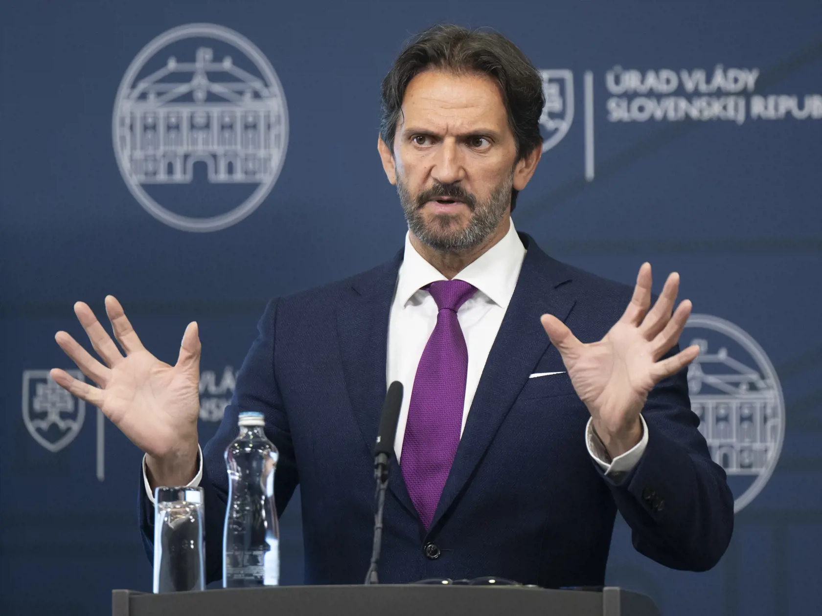 "Pacienti sa oprávnene sťažujú na to, že necítia obrovské zdroje, ktoré idú do zdravotníctva. Preto je dôležité urobiť tam poriadok. Neviem však odpovedať na otázku, či bolo dosť síl alebo energie na to, urobiť takú zásadnejšiu zmenu v zdravotníctve," povedal. Mieni, že finančné toky v systéme treba presmerovať do správnejších častí, aby to pociťoval pacient.