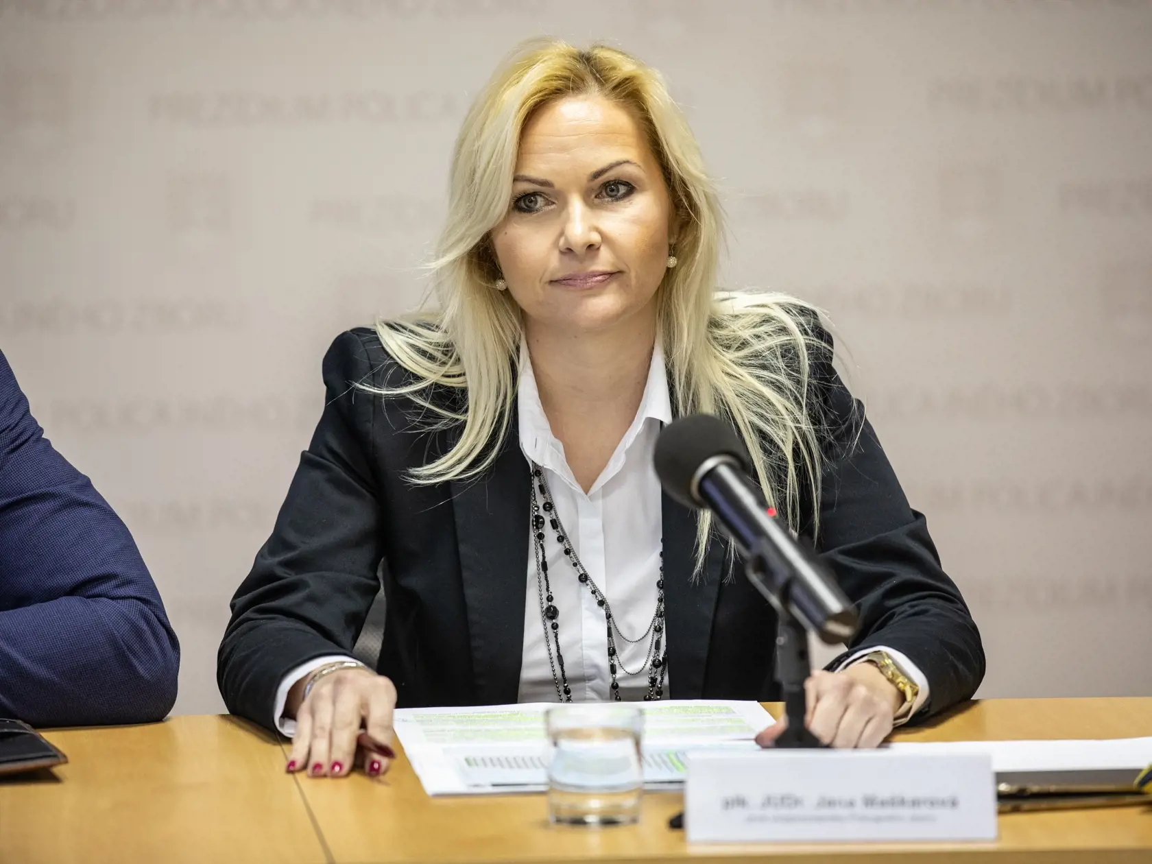 Podľa exkluzívnych zistení denníka Plus JEDEN DEŇ bude novou policajnou prezidentkou Jana Maškarová, ktorá už v minulosti pracovala ako policajná viceprezidentka. Počas vlád Igora Matoviča a Eduarda Hegera sa jej meno spomínalo vo viacerých kauzách a dokonca bola vypovedať na NAKA v kauze Očistec. Do úradu by mala nastúpiť už budúci pondelok.