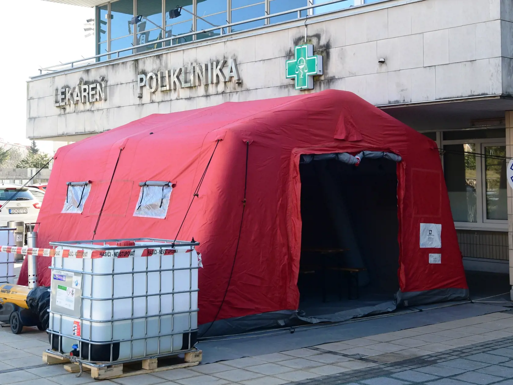 Hasičský záchranný zbor pokračuje vo výstavbe triážnych stanoch pred nemocnicami, na záberoch stany na Kramároch v Bratislave pred Národným ústavom detských chorôb. Stany budú slúžiť ako triediace pracoviská pre pacientov pred urgentnými príjmami počas aktuálnej vlny pandémie koronavírusu.