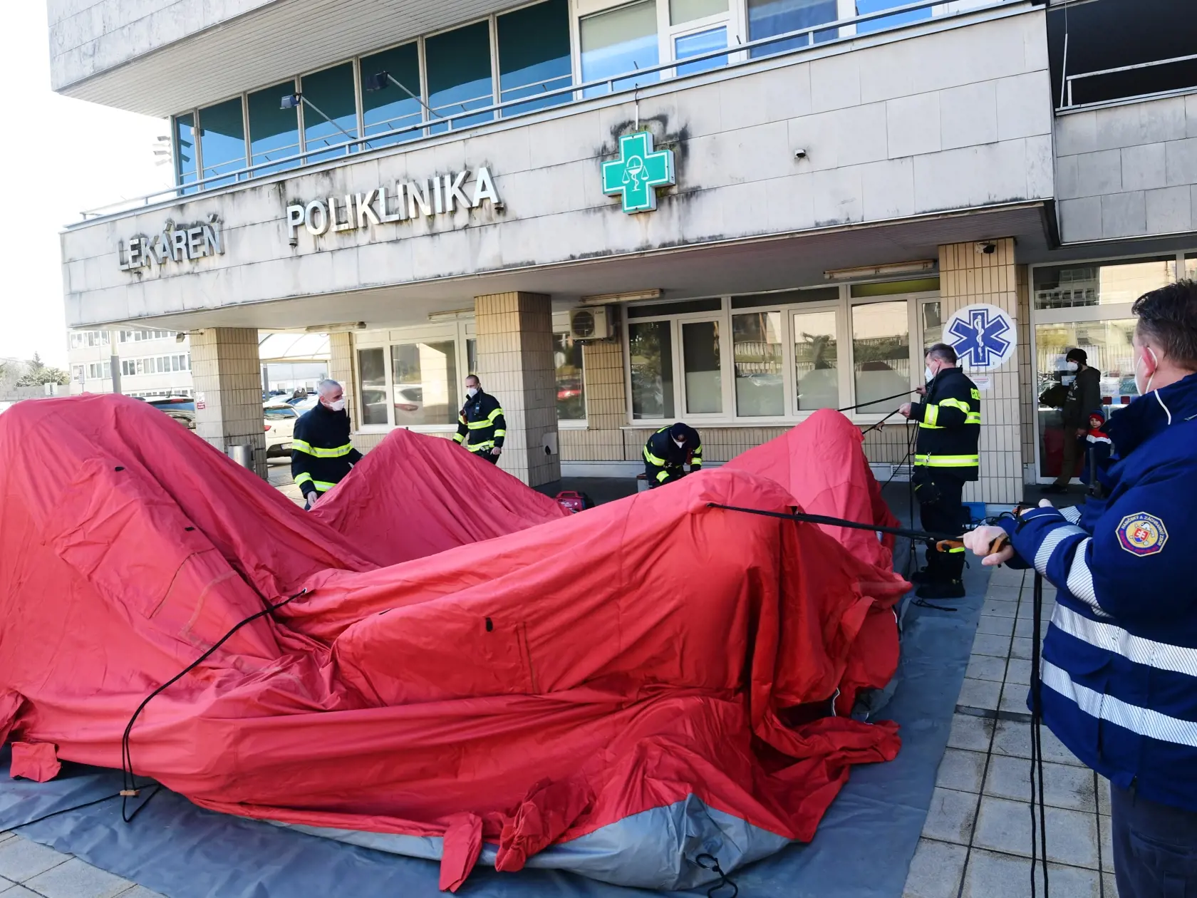 Hasičský záchranný zbor pokračuje vo výstavbe triážnych stanoch pred nemocnicami, na záberoch stany na Kramároch v Bratislave pred Národným ústavom detských chorôb. Stany budú slúžiť ako triediace pracoviská pre pacientov pred urgentnými príjmami počas aktuálnej vlny pandémie koronavírusu.