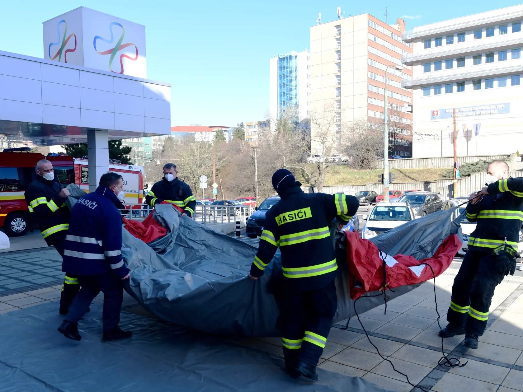 Hasičský záchranný zbor pokračuje vo výstavbe triážnych stanoch pred nemocnicami, na záberoch stany na Kramároch v Bratislave pred Národným ústavom detských chorôb. Stany budú slúžiť ako triediace pracoviská pre pacientov pred urgentnými príjmami počas aktuálnej vlny pandémie koronavírusu.