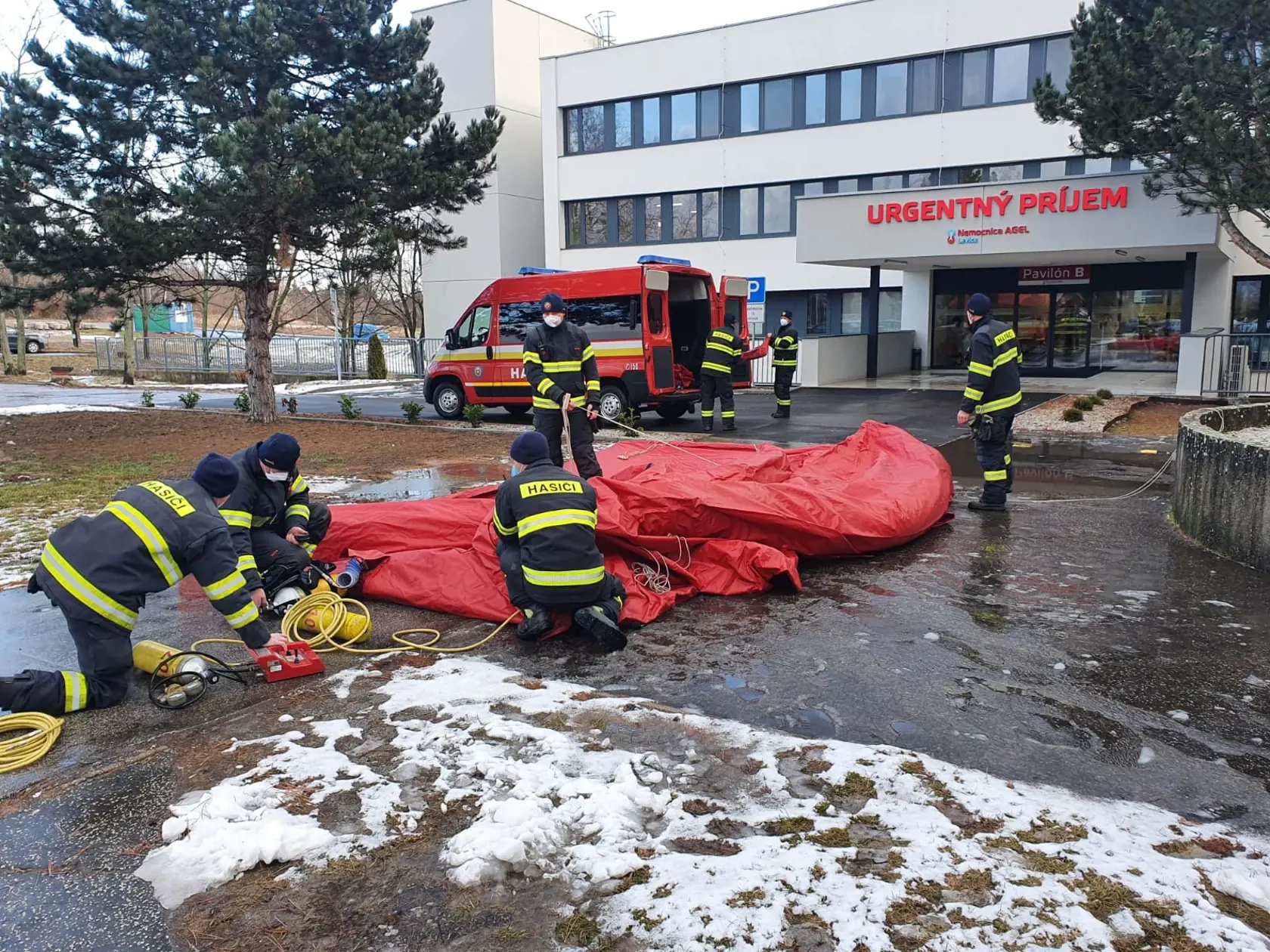 HaZZ začal so stavbou triážnych stanov pred nemocnicami