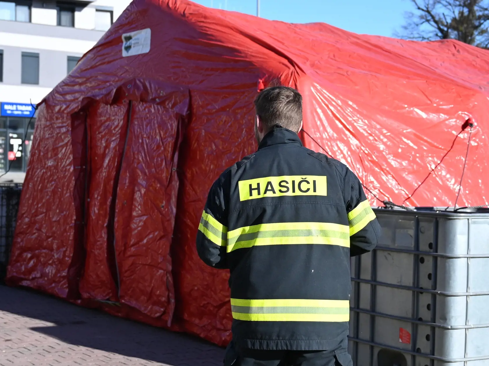 Triážne stany pred nemocnicami, ktoré počas štvrtej vlny pandémie poslúžia ako triediace pracoviská pre pacientov pred urgentnými príjmami, postavia príslušníci Hasičského a záchranného zboru (HaZZ). Na snímke hasiči stavajú triediaci stan pred Fakultnou nemocnicou v Trnave vo štvrtok 3. februára 2022. FOTO TASR - Lukáš Grinaj