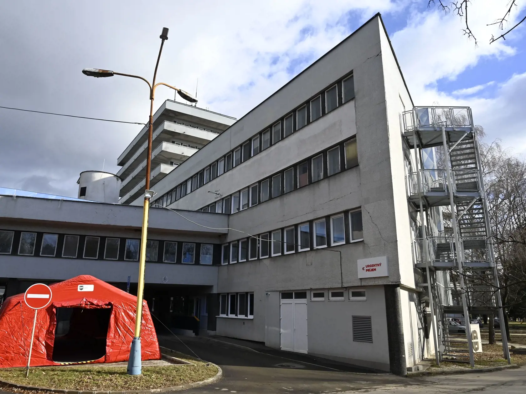Triážne stany pred nemocnicami, ktoré počas štvrtej vlny pandémie poslúžia ako triediace pracoviská pre pacientov pred urgentnými príjmami, postavia príslušníci Hasičského a záchranného zboru (HaZZ). Na snímke hasiči stavajú triediaci stan pred urgentným príjmom Nemocnice Svet zdravia a.s. v Trebišove 3. februára 2022. FOTO TASR - Roman Hanc